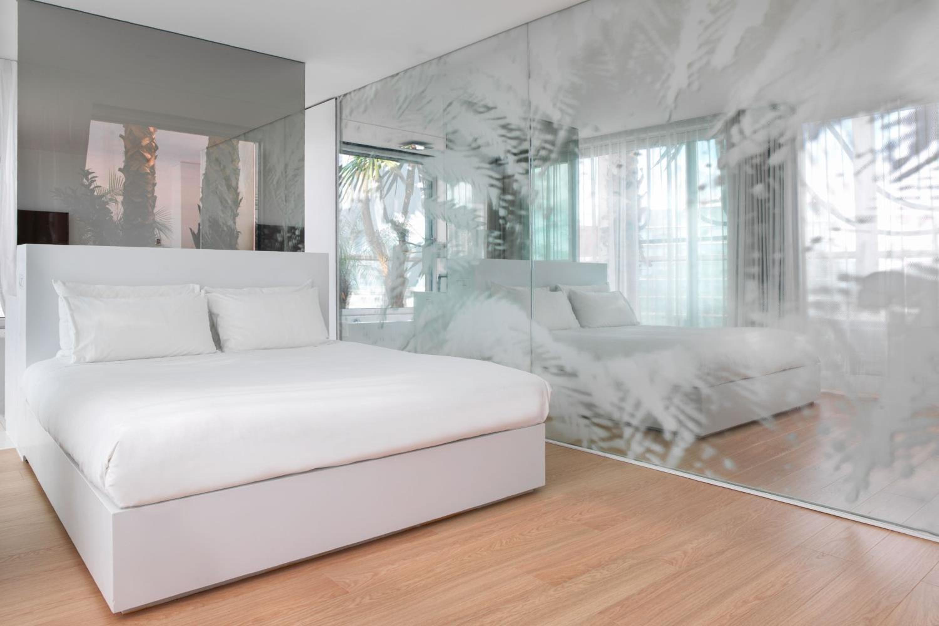Superior King Room with City View - Photo 5