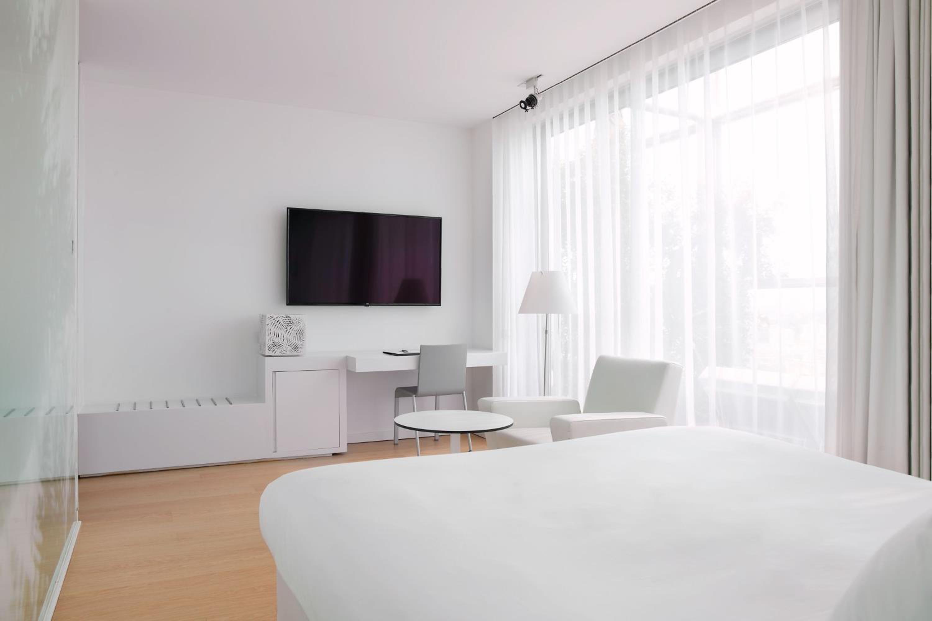 Superior King Room with City View - Photo 7