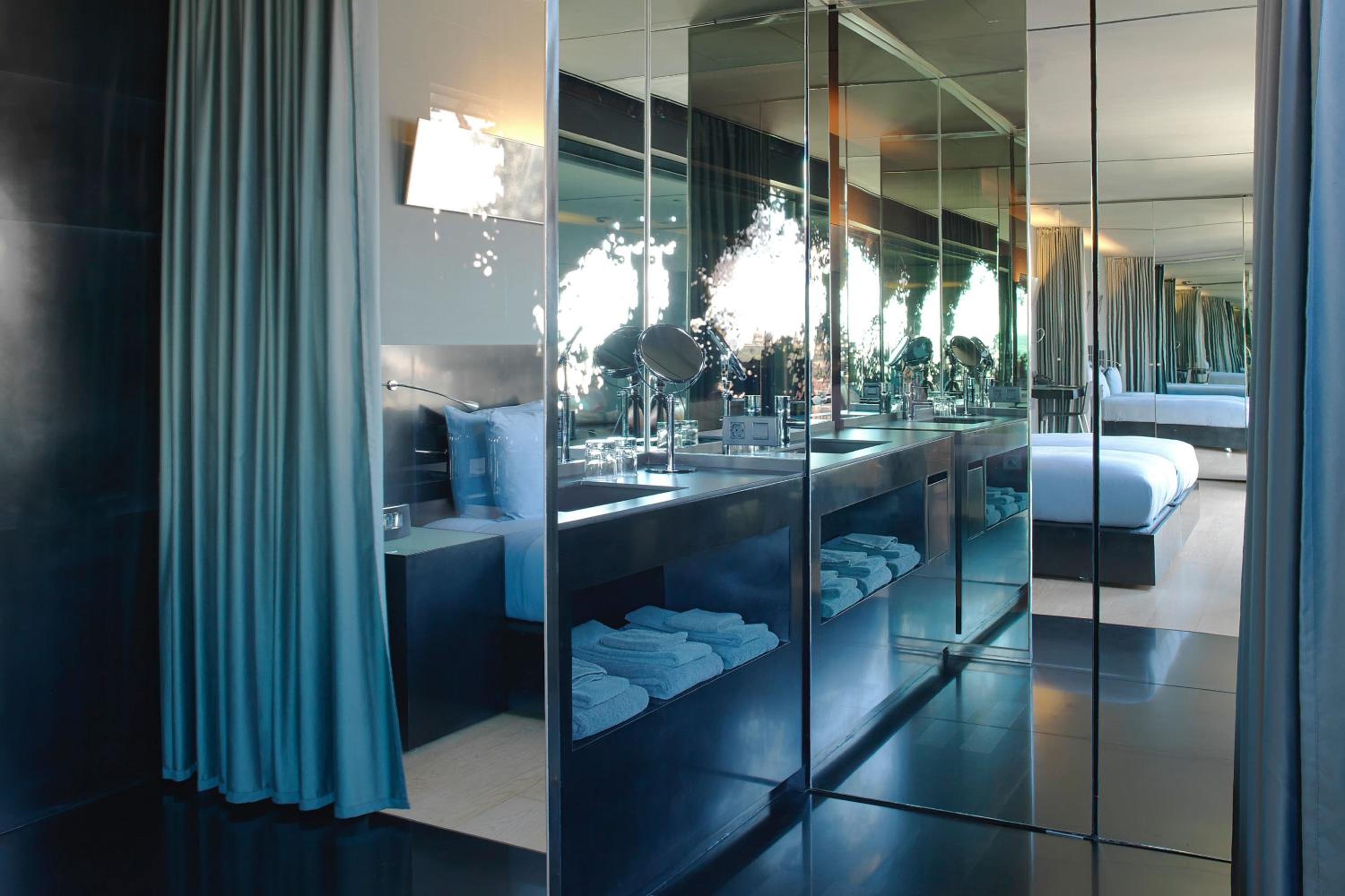 Junior Twin Suite with City View - Photo 5