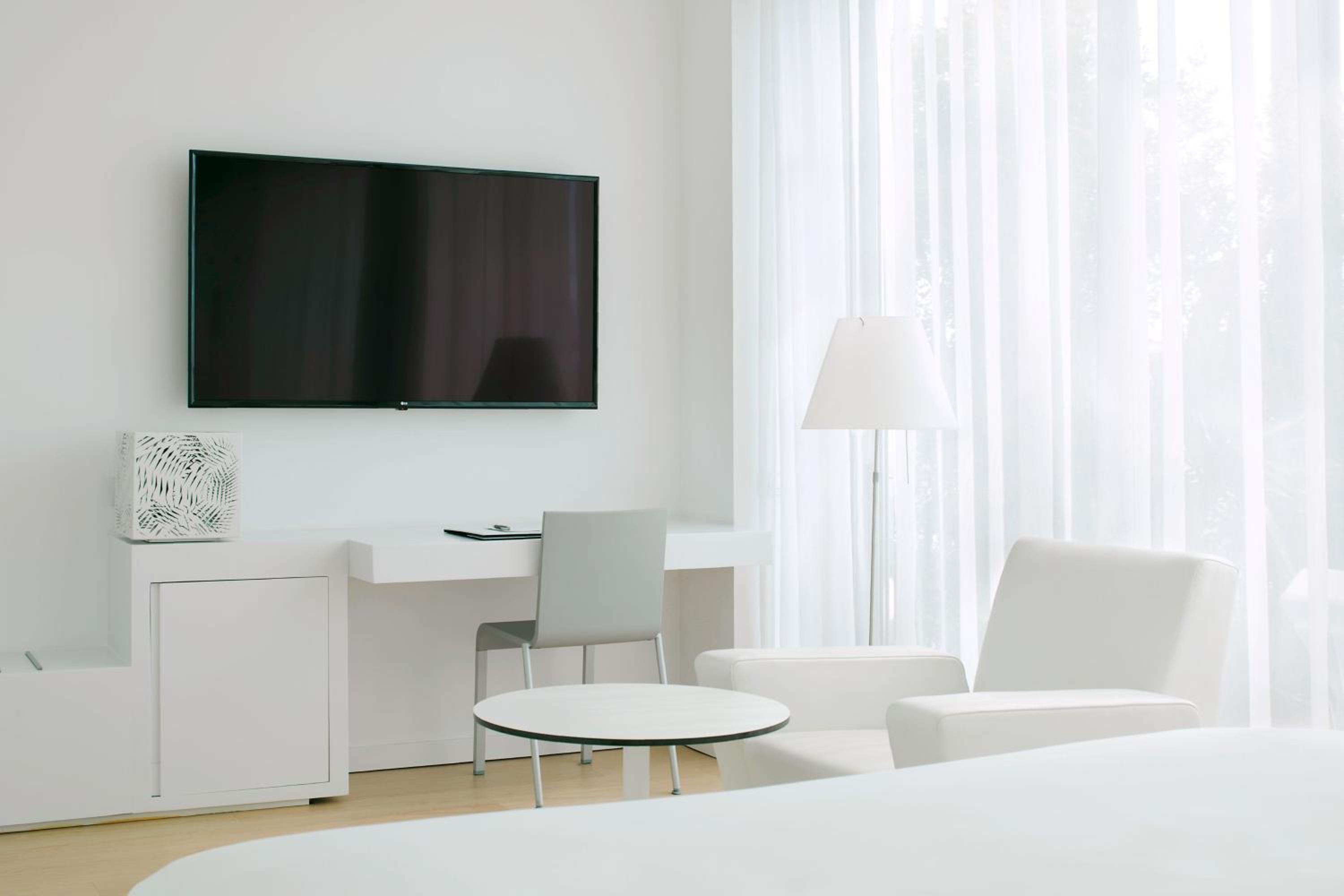 Superior King Room with City View - Photo 6