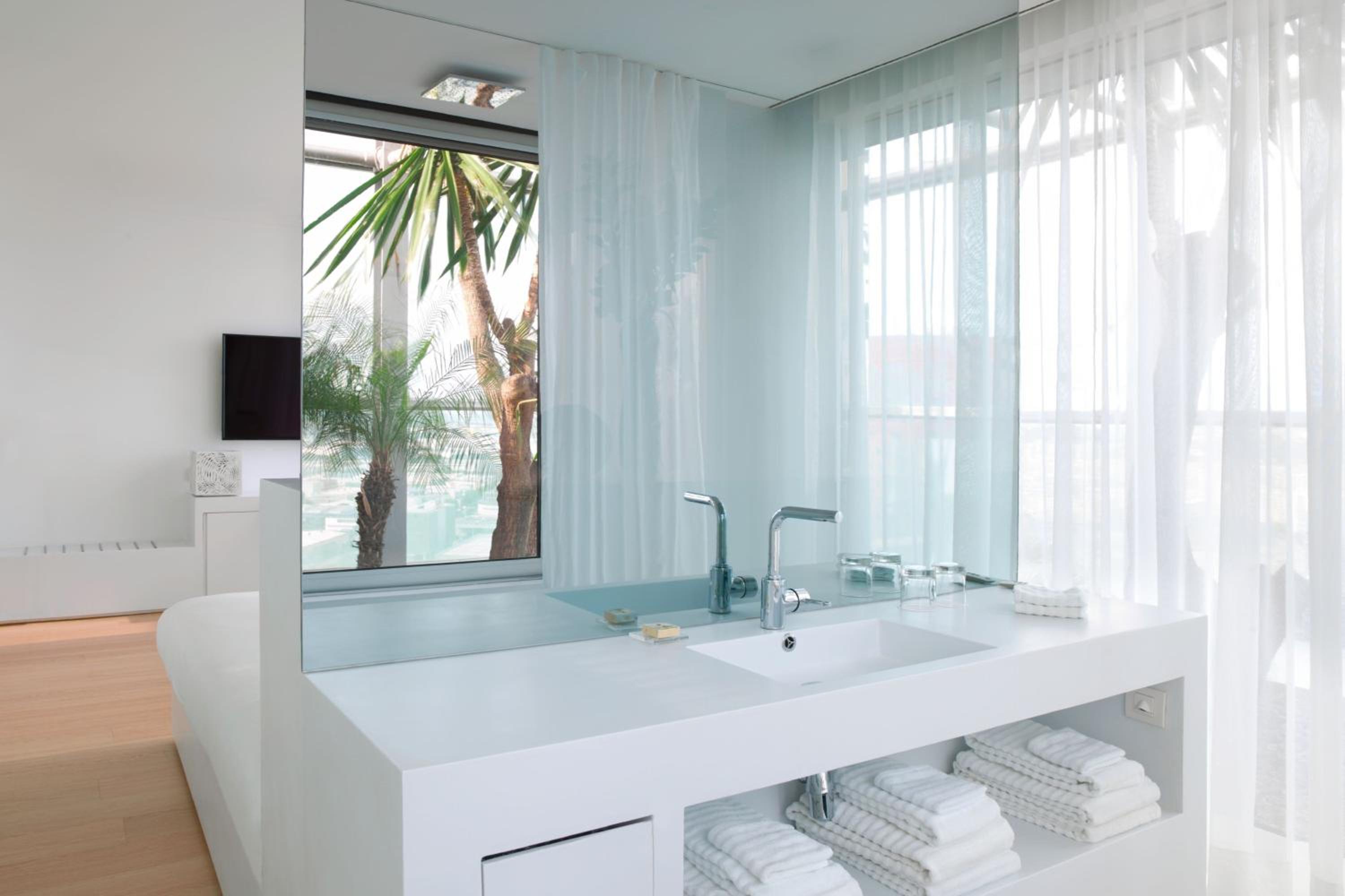 Superior King Room with City View - Photo 8