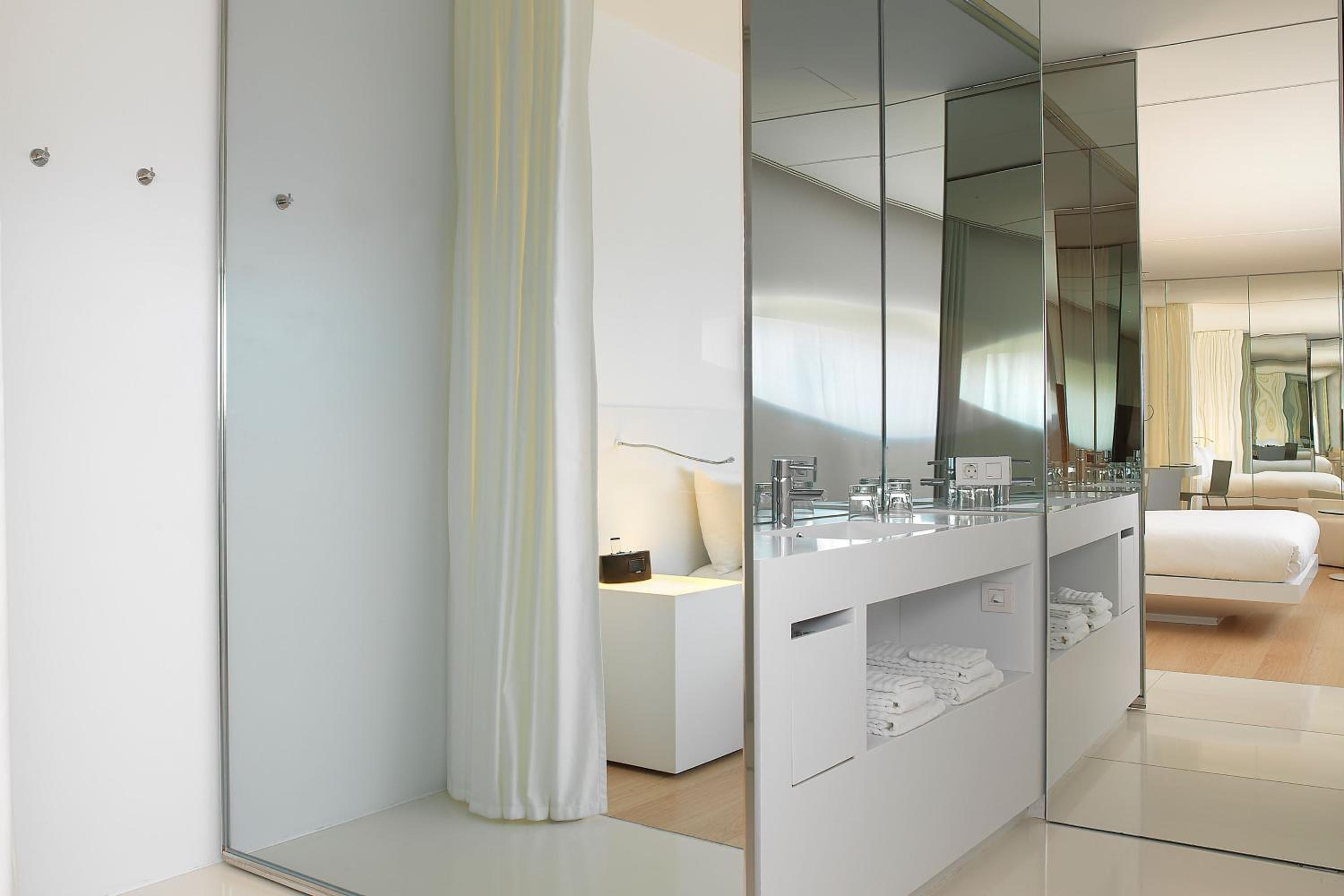 Junior King Suite with City View - Photo 4