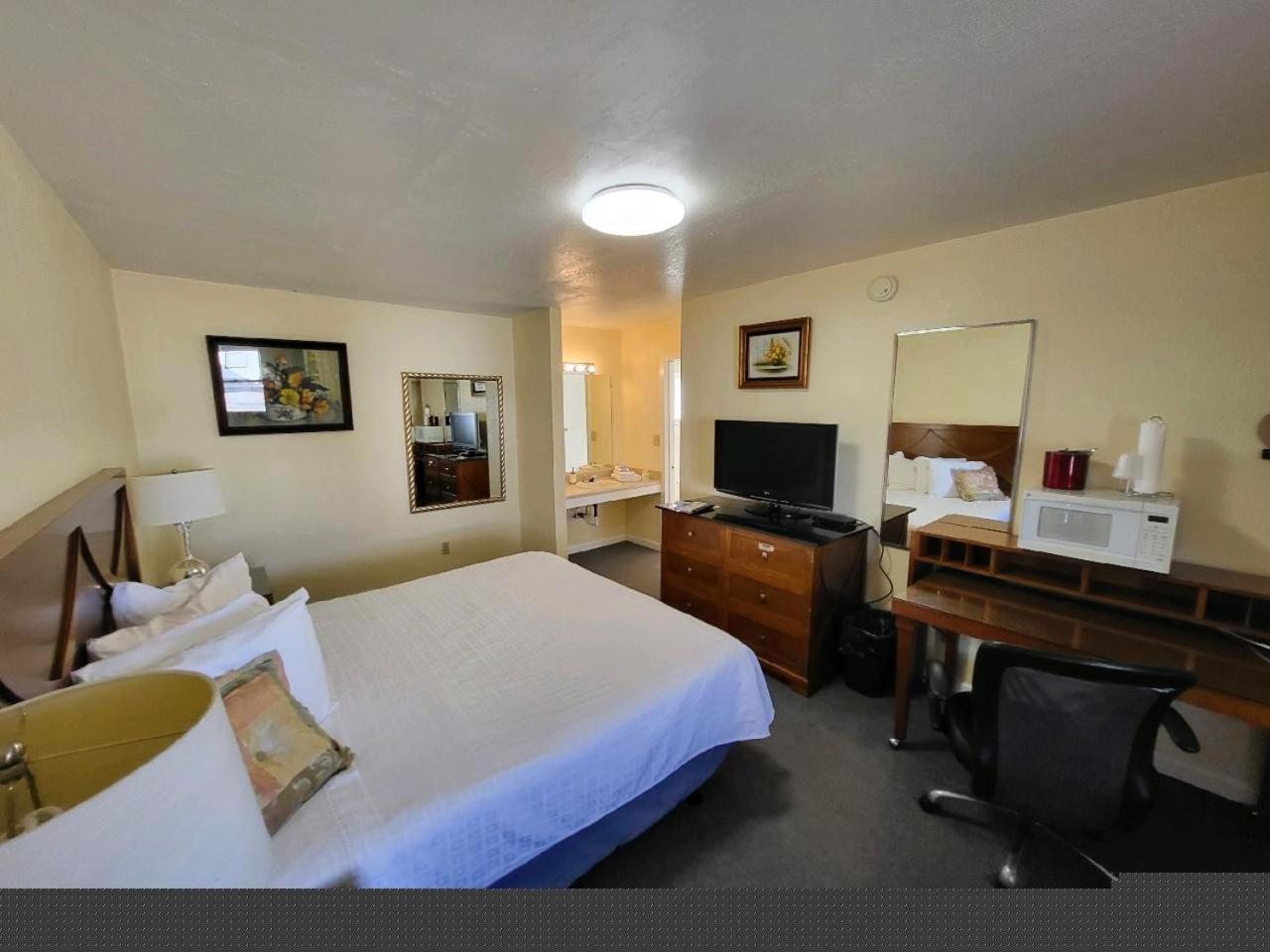 Premium King Bed photo 3