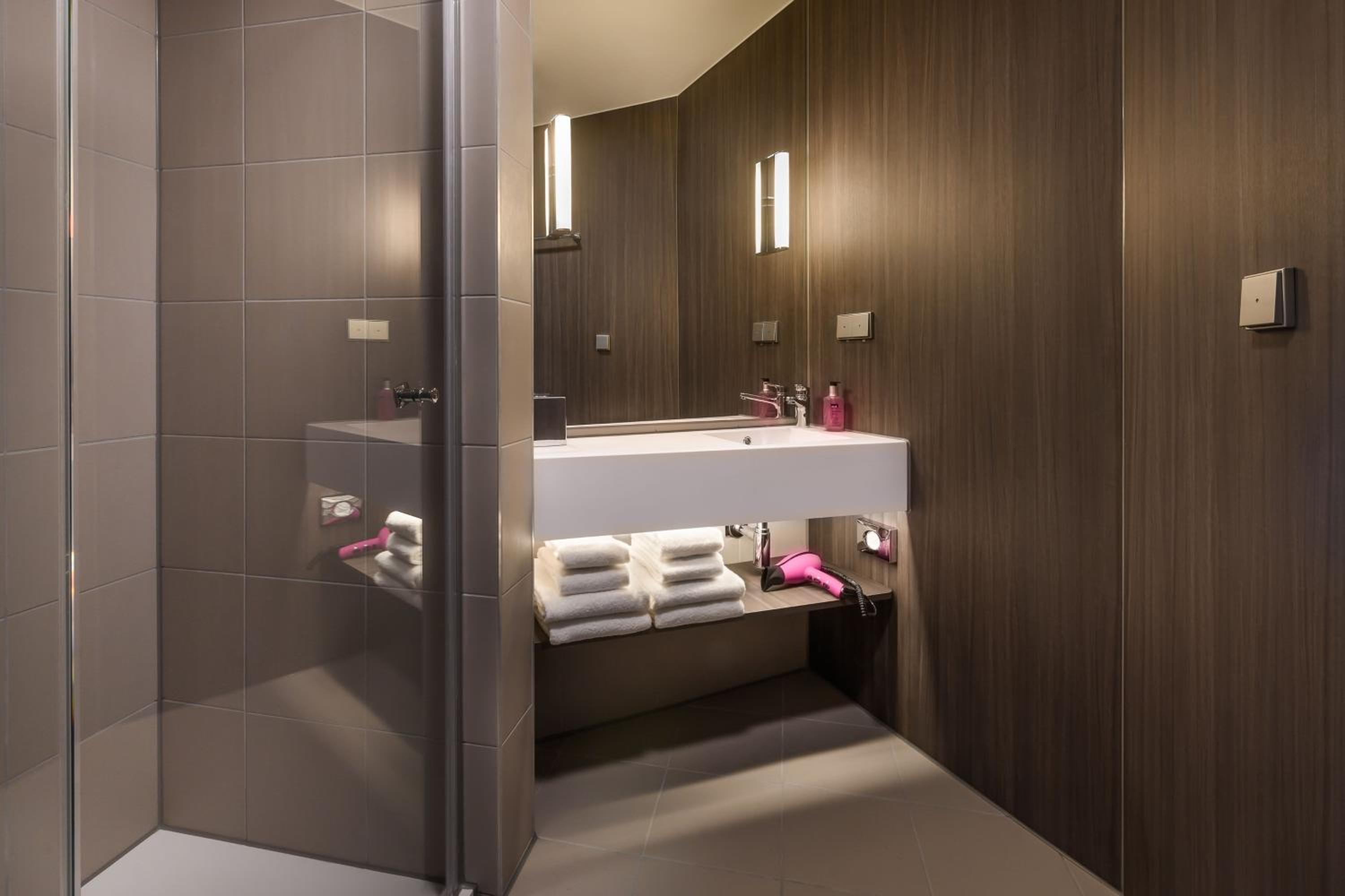 Moxy Sleeper, Guest room, 1 Queen - Photo 2