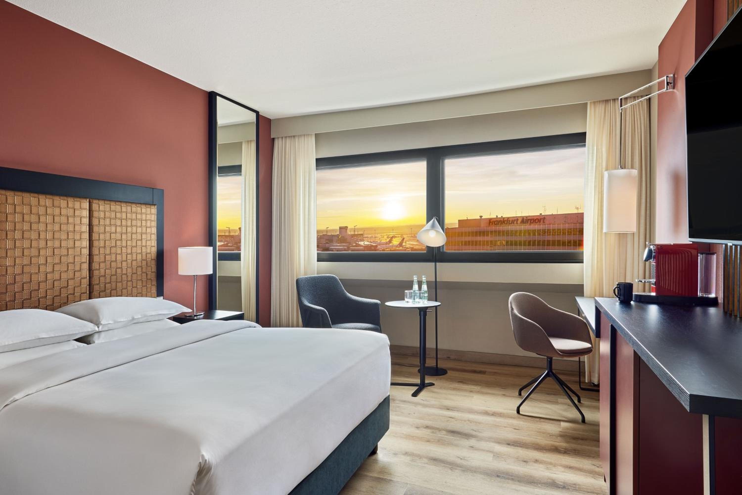 Sheraton Club Room, Club lounge access, Guest room, 1 King or 1 Queen