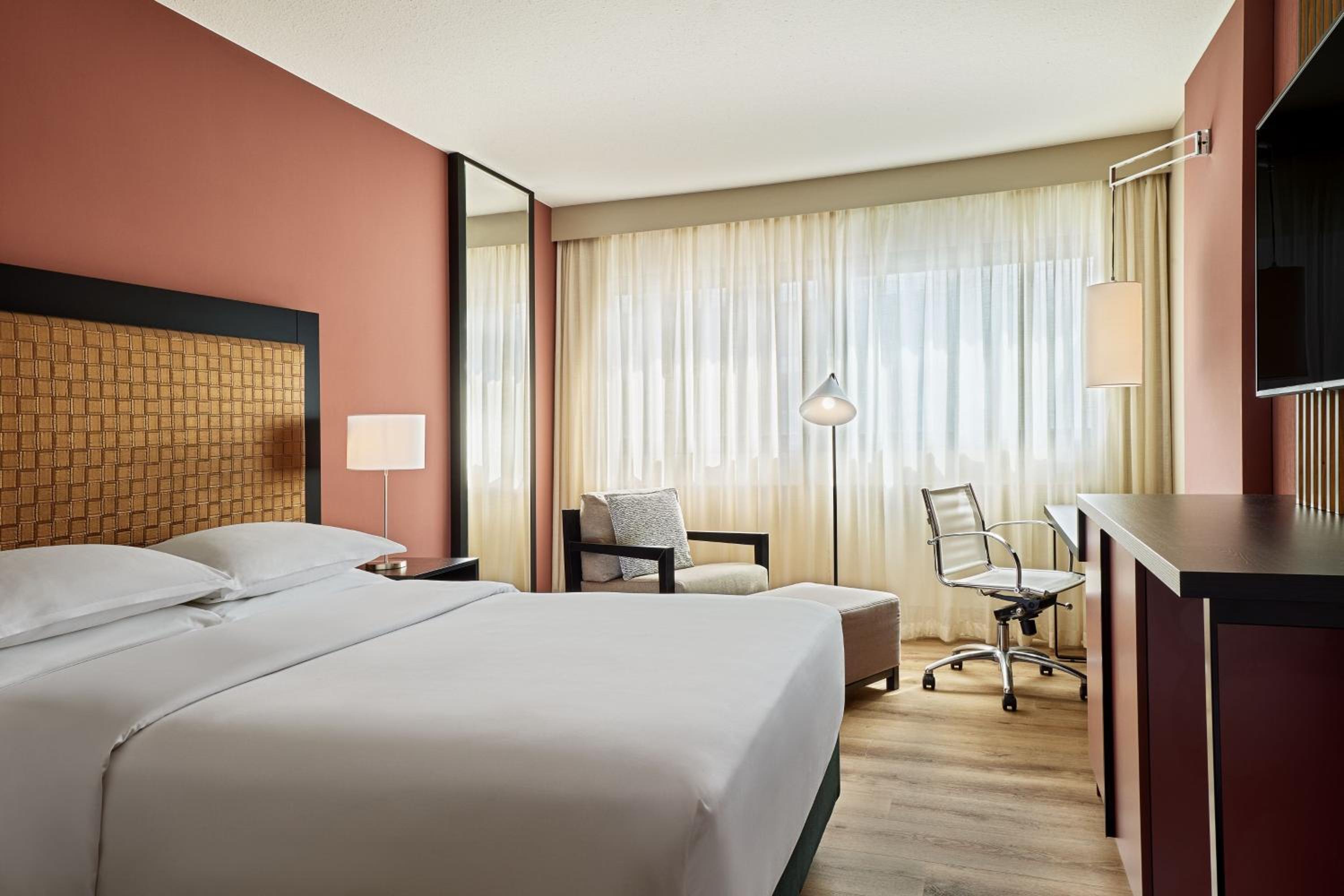 Deluxe Room, Guest room, 1 King or 1 Queen thumbnail 5