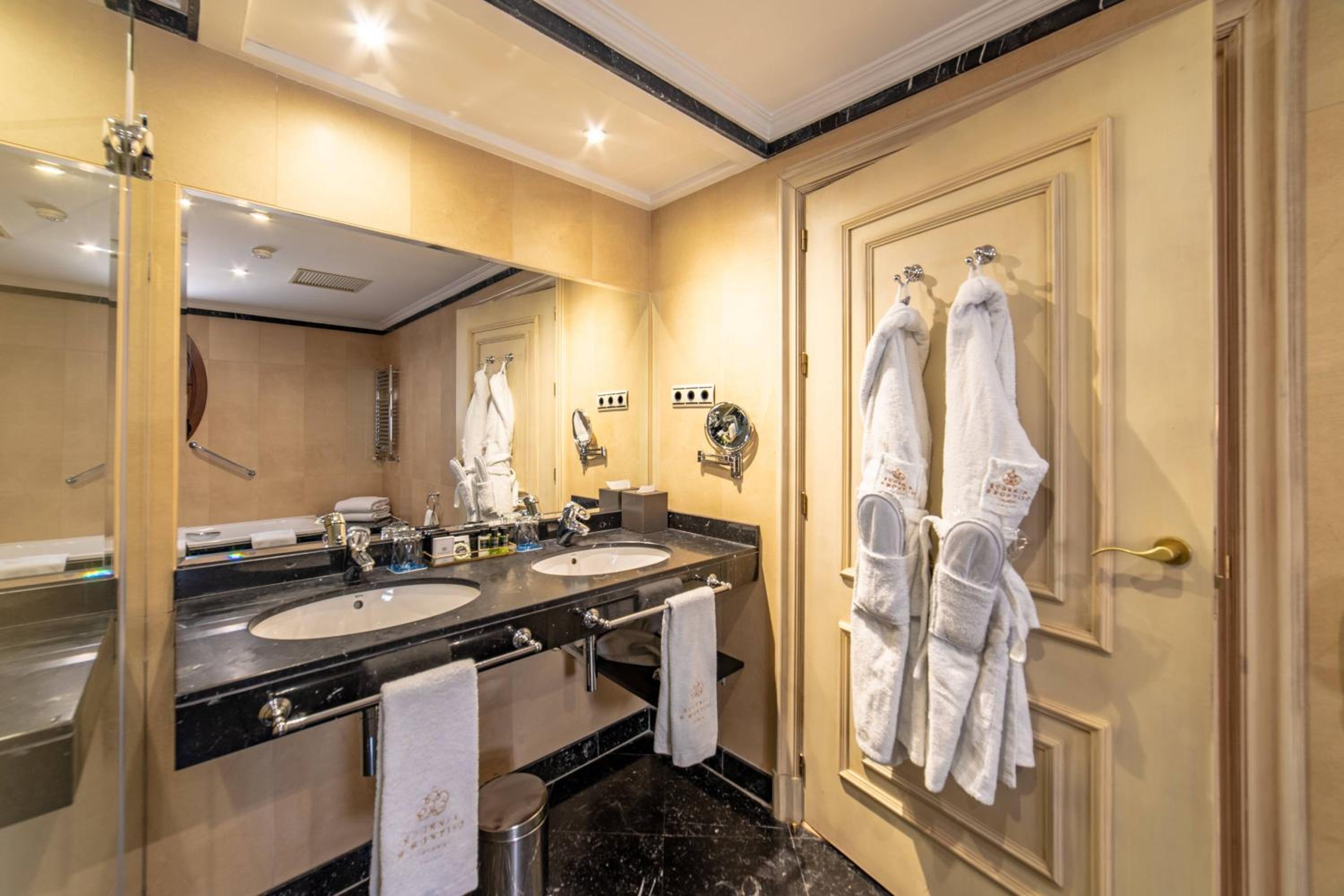 Deluxe Twin Room with Two Twin Beds