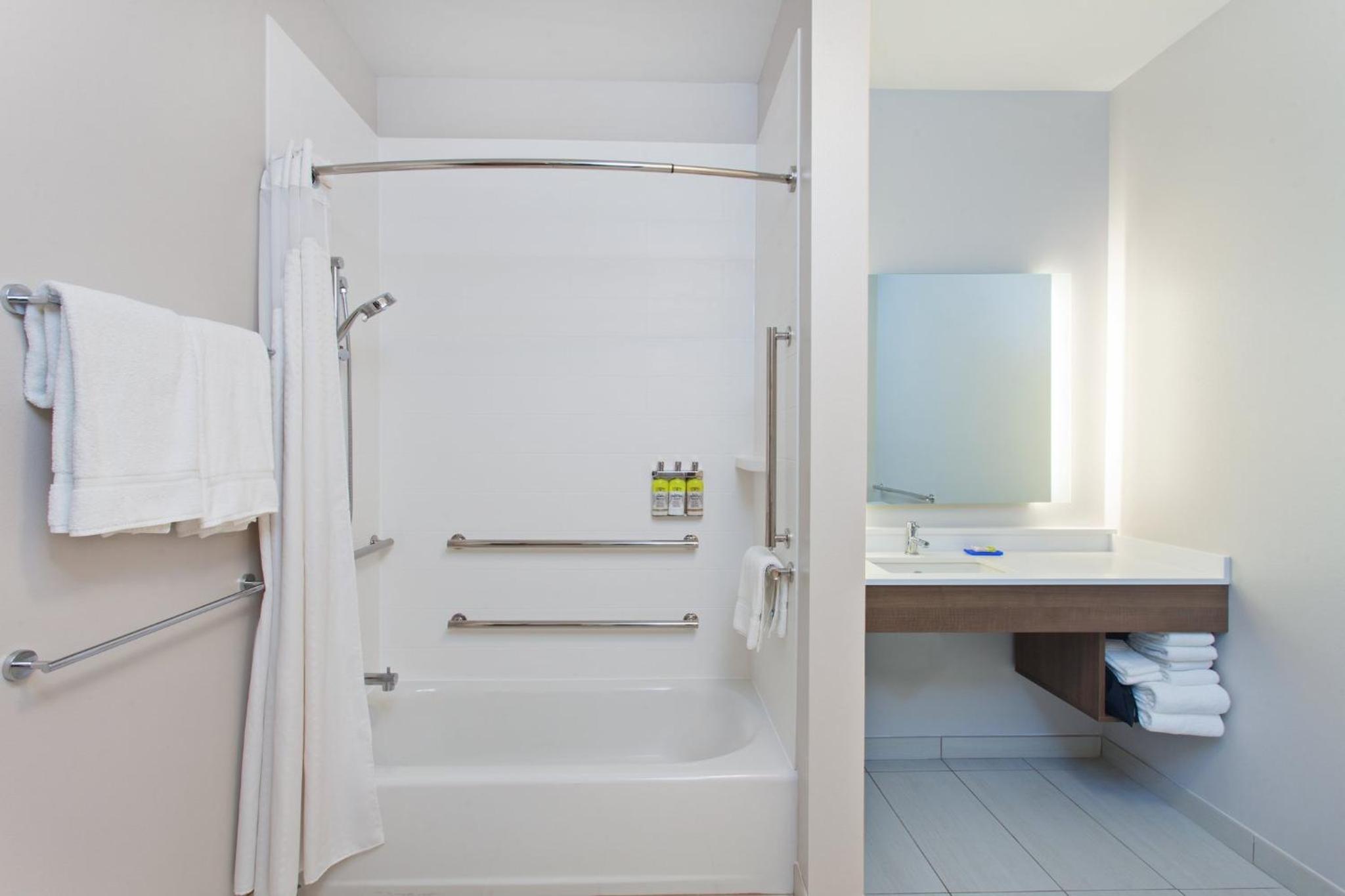 Standard Queen Room with Two Queen Beds - Communications Accessible photo 2