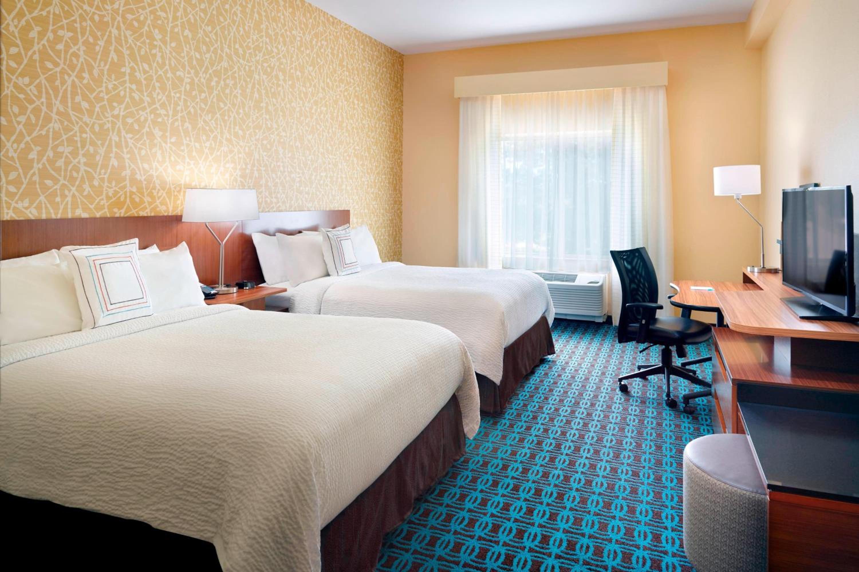 Queen Room with Two Queen Beds photo 1