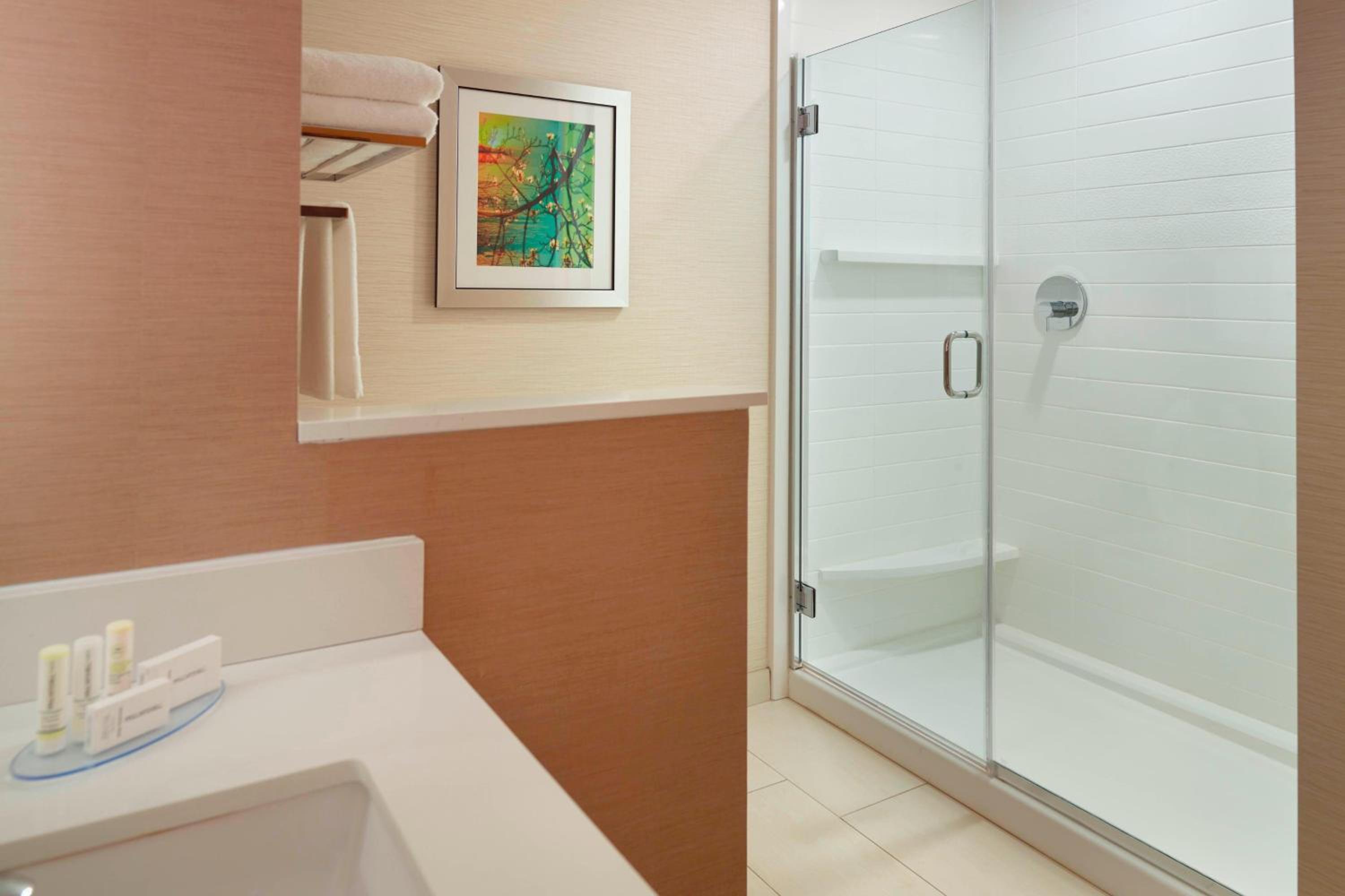 King Room - Hearing Accessible photo 2