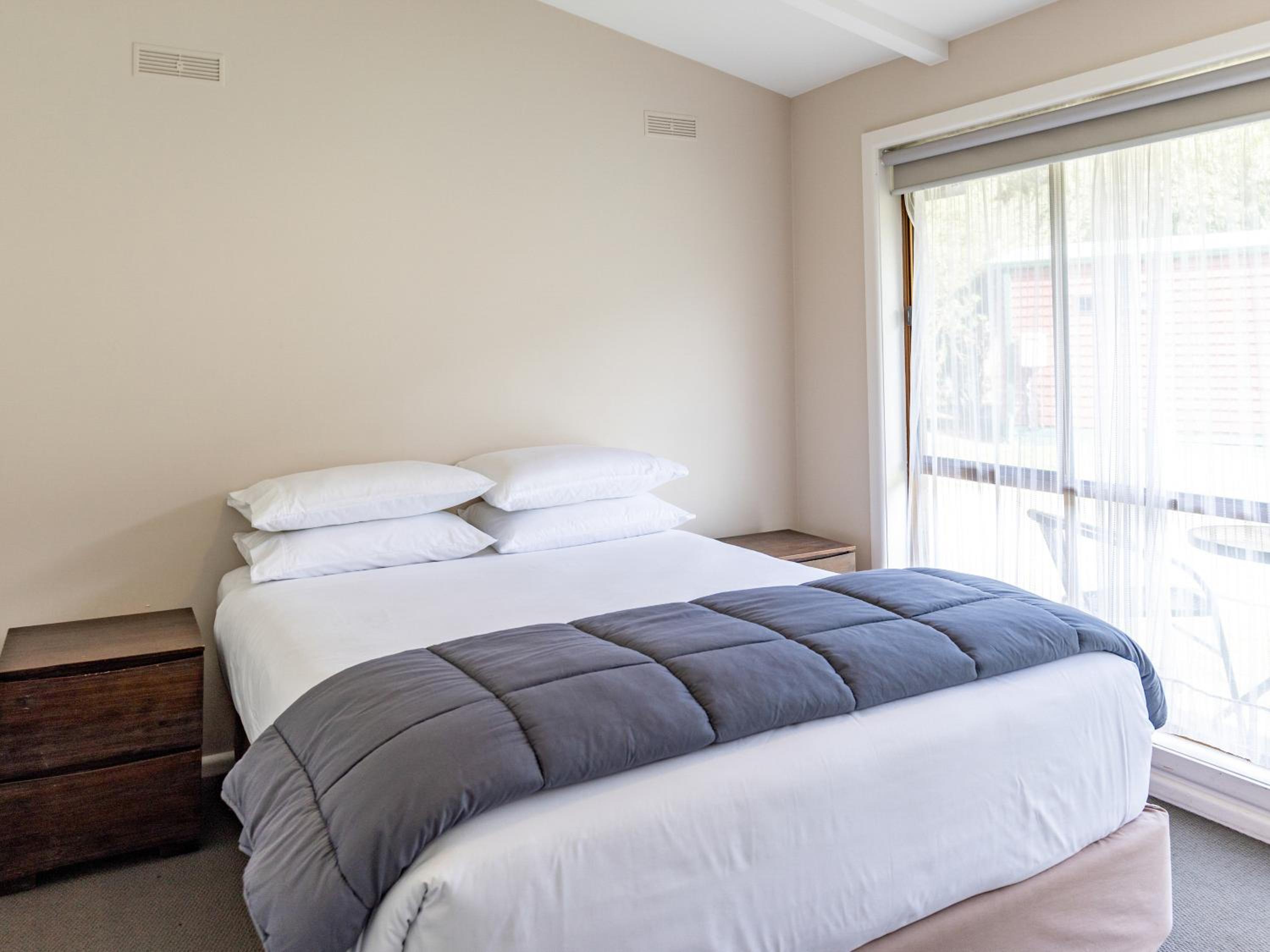 Two-Bedroom Cabin (sleeps 6) photo 2
