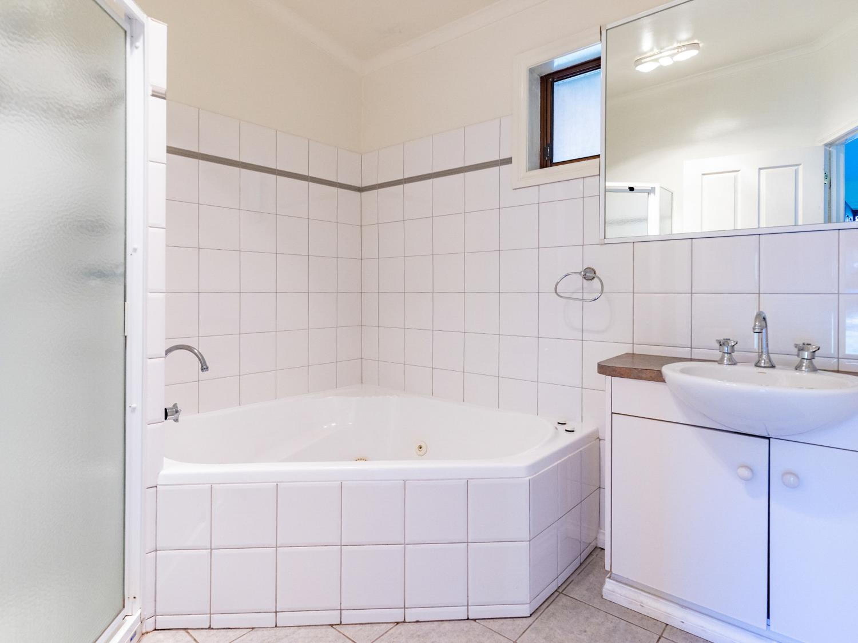 Cabin with Spa Bath photo 2