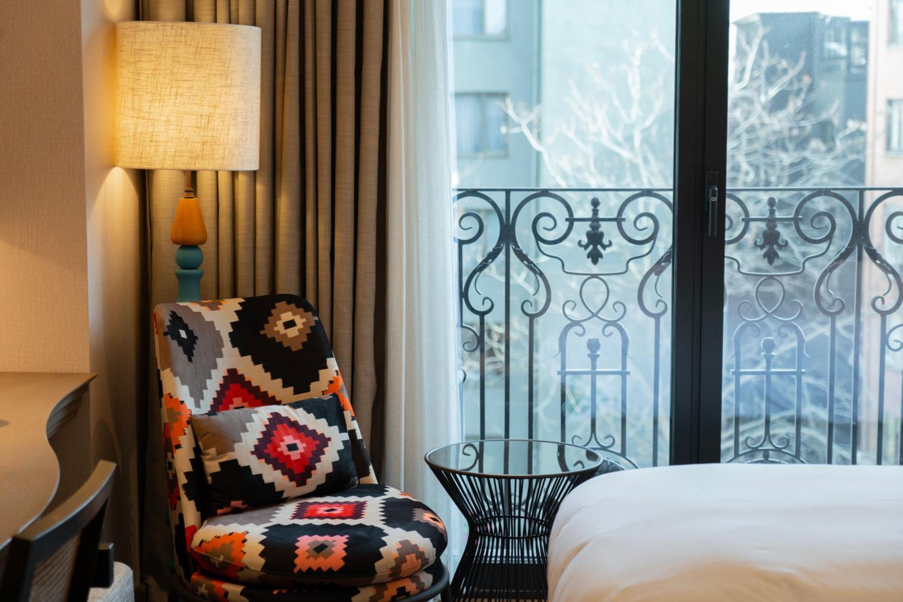 Deluxe King Room with Street View