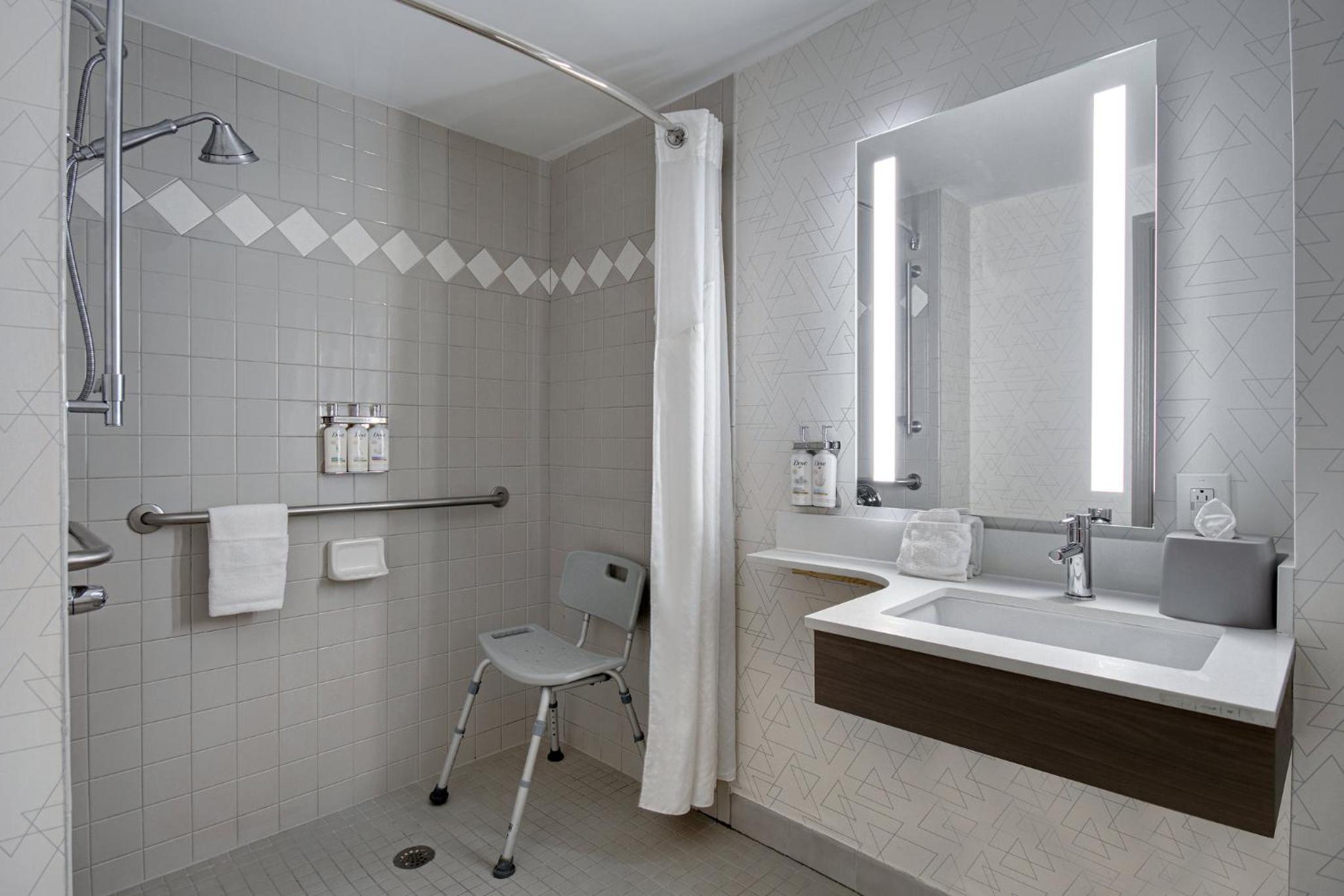 King Room - Mobility Access/Roll in Shower - Non-Smoking - Photo 10