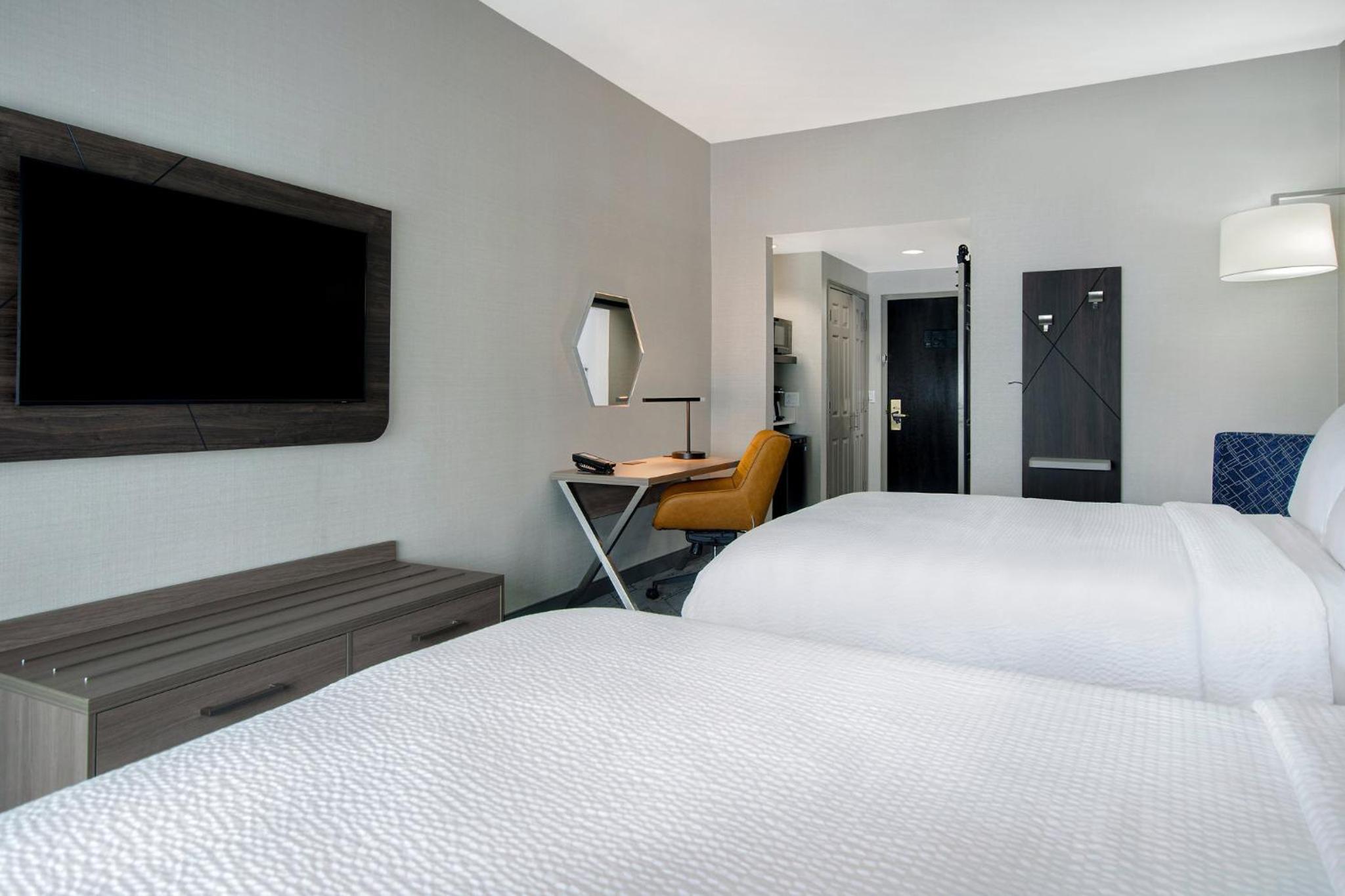 Standard Room with Two Queen Beds - Photo 5