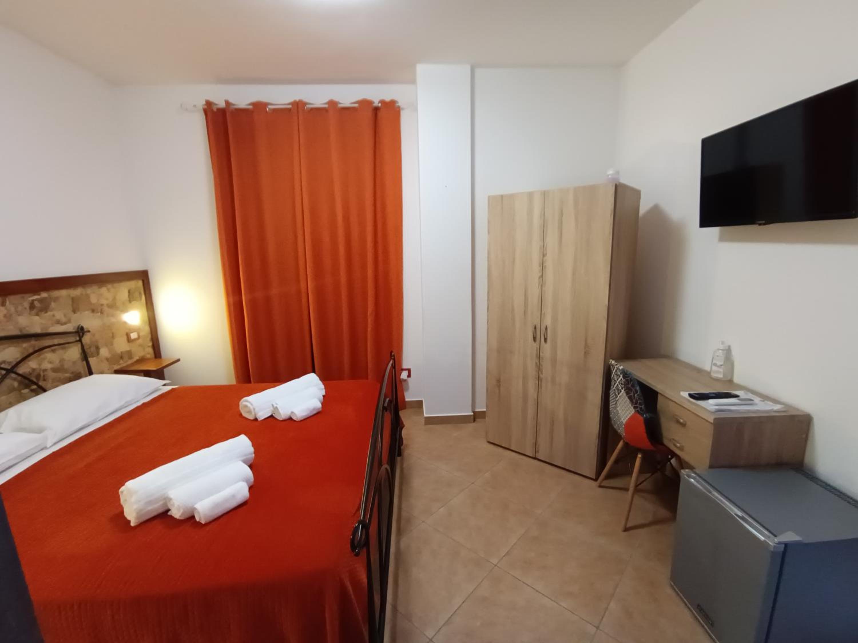 Deluxe Double Room with Balcony photo 3