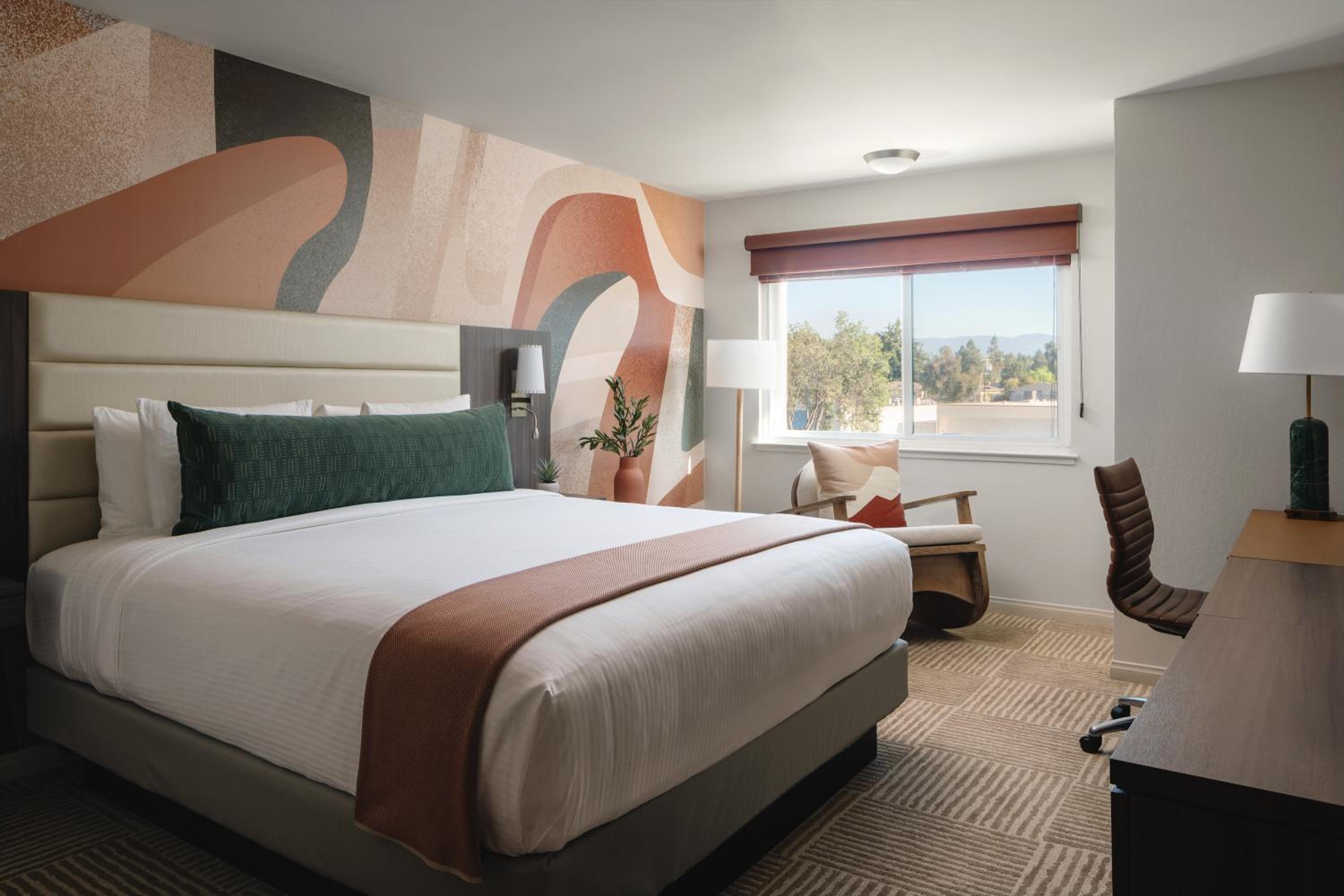 Deluxe King Room - Photo 2