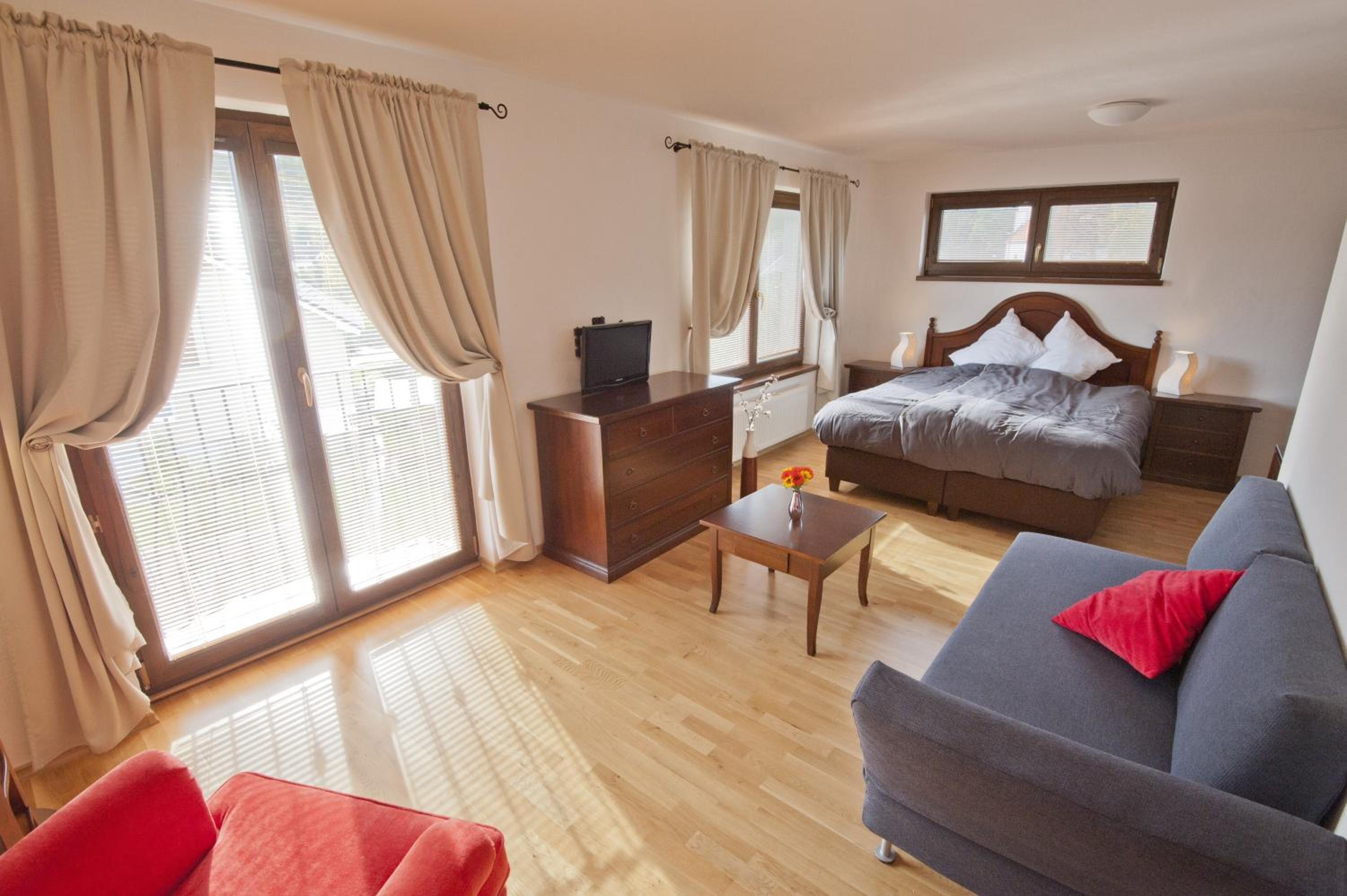 King Suite with Balcony - Photo 5