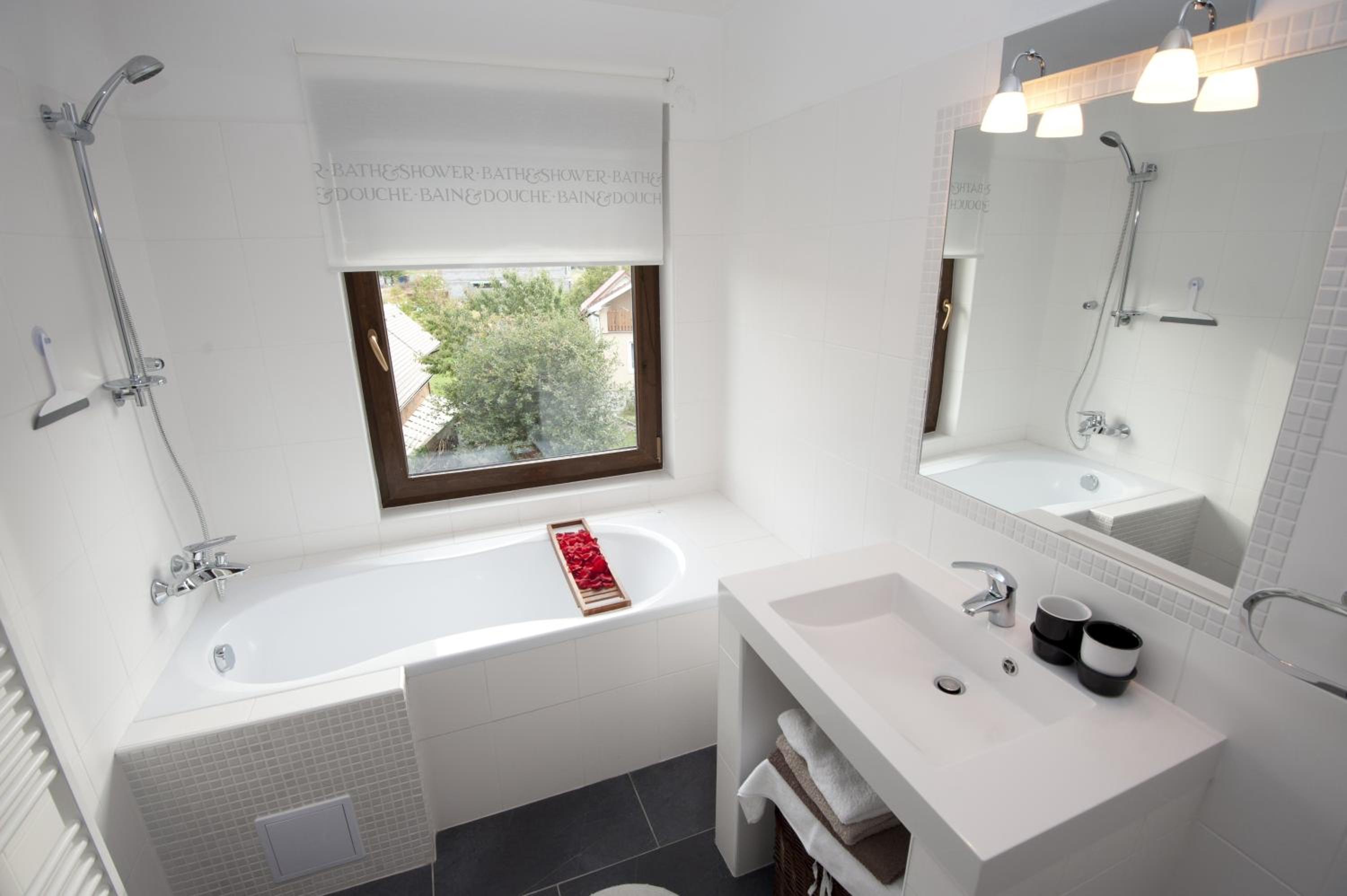 King Suite with Balcony - Photo 6