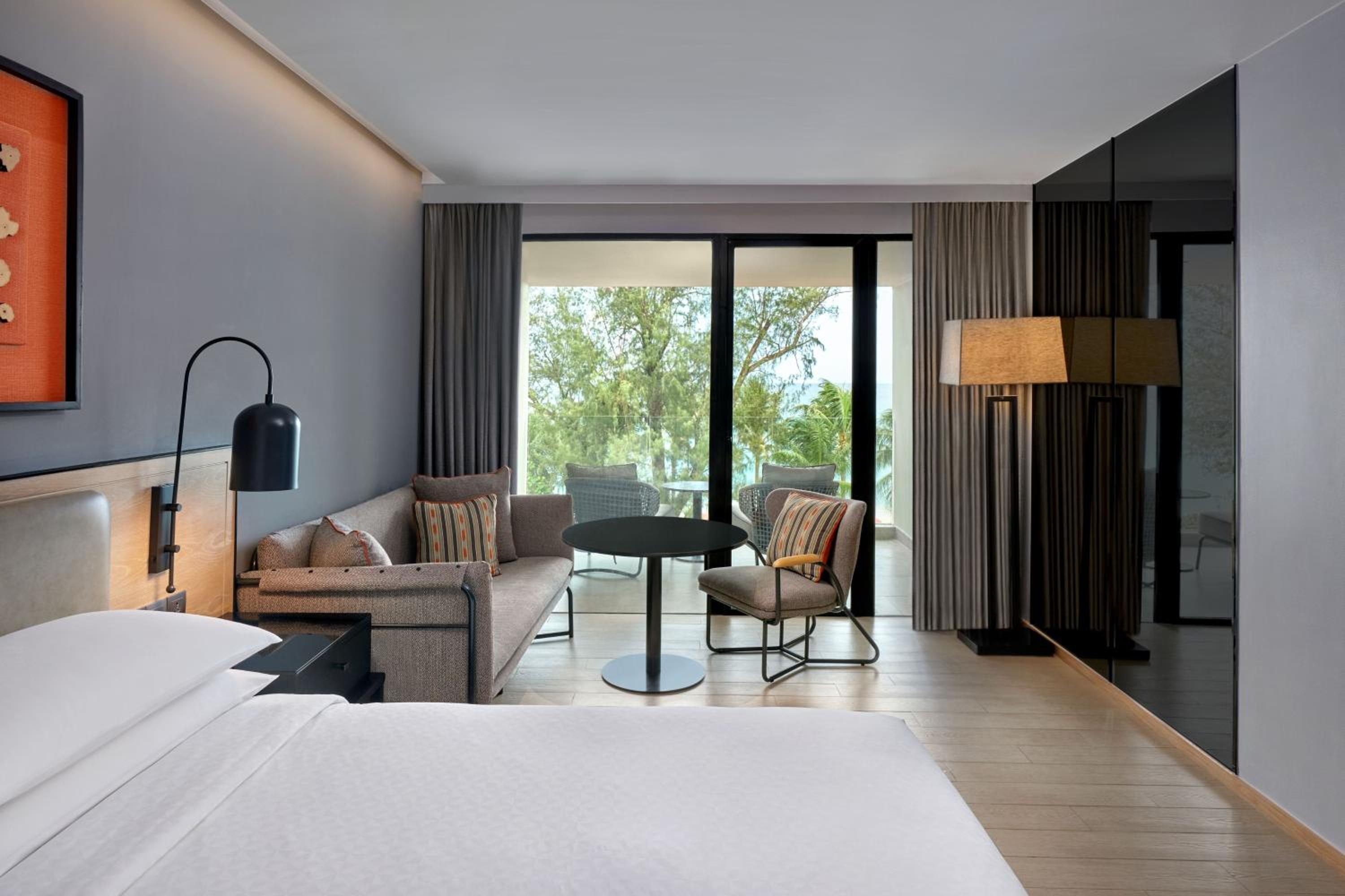 King Room with Balcony and Ocean View - Photo 9