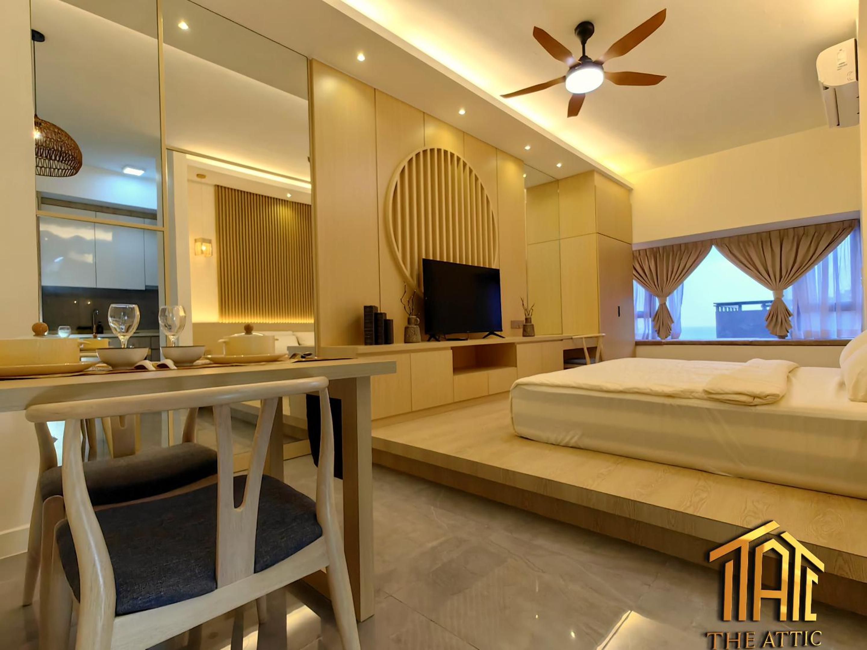 Deluxe King Studio (Private Bathtub & Partial Sea View)