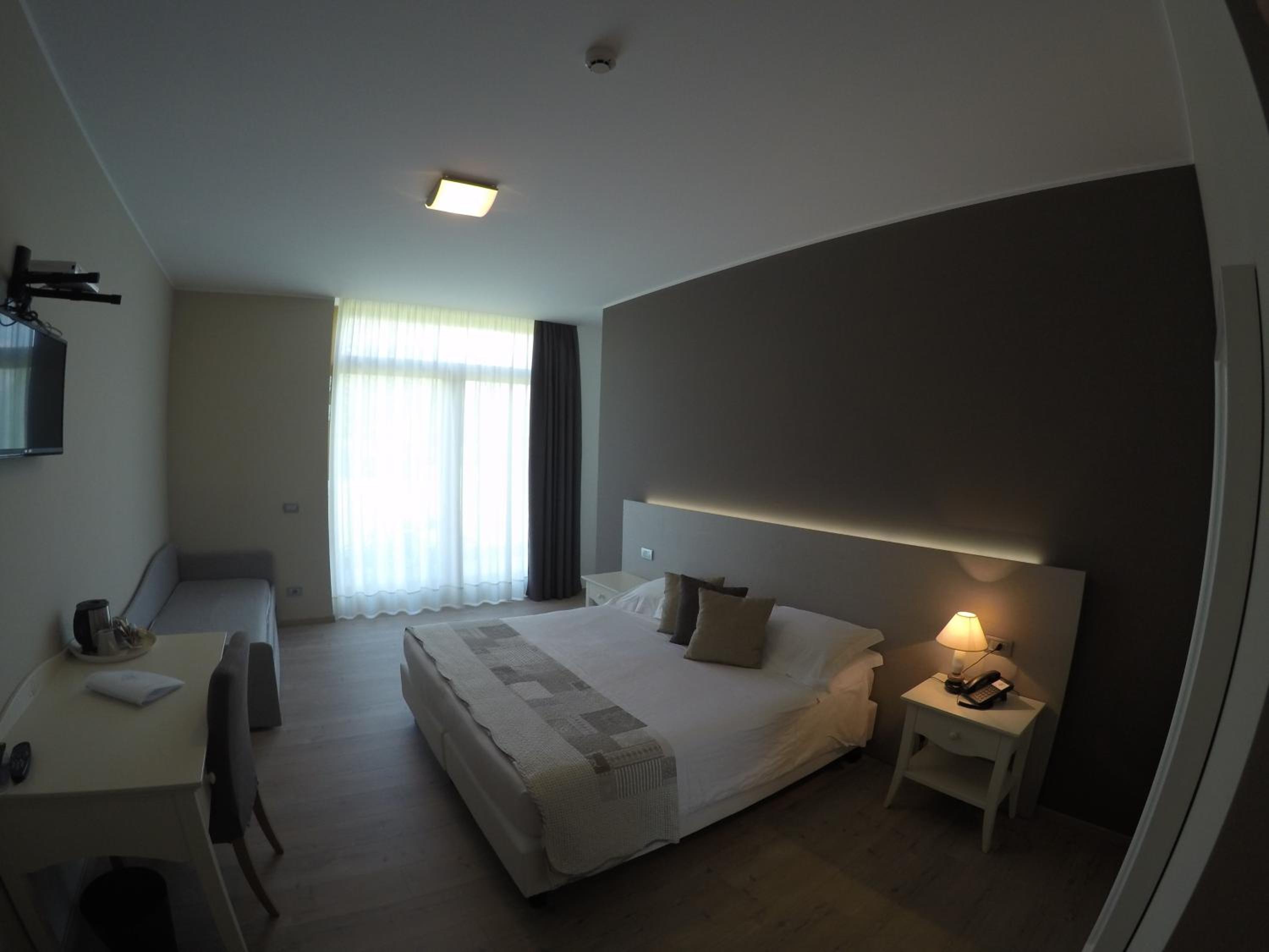 Family Room with Lateral Lake View  (2 Adults + 2 Children) photo 3
