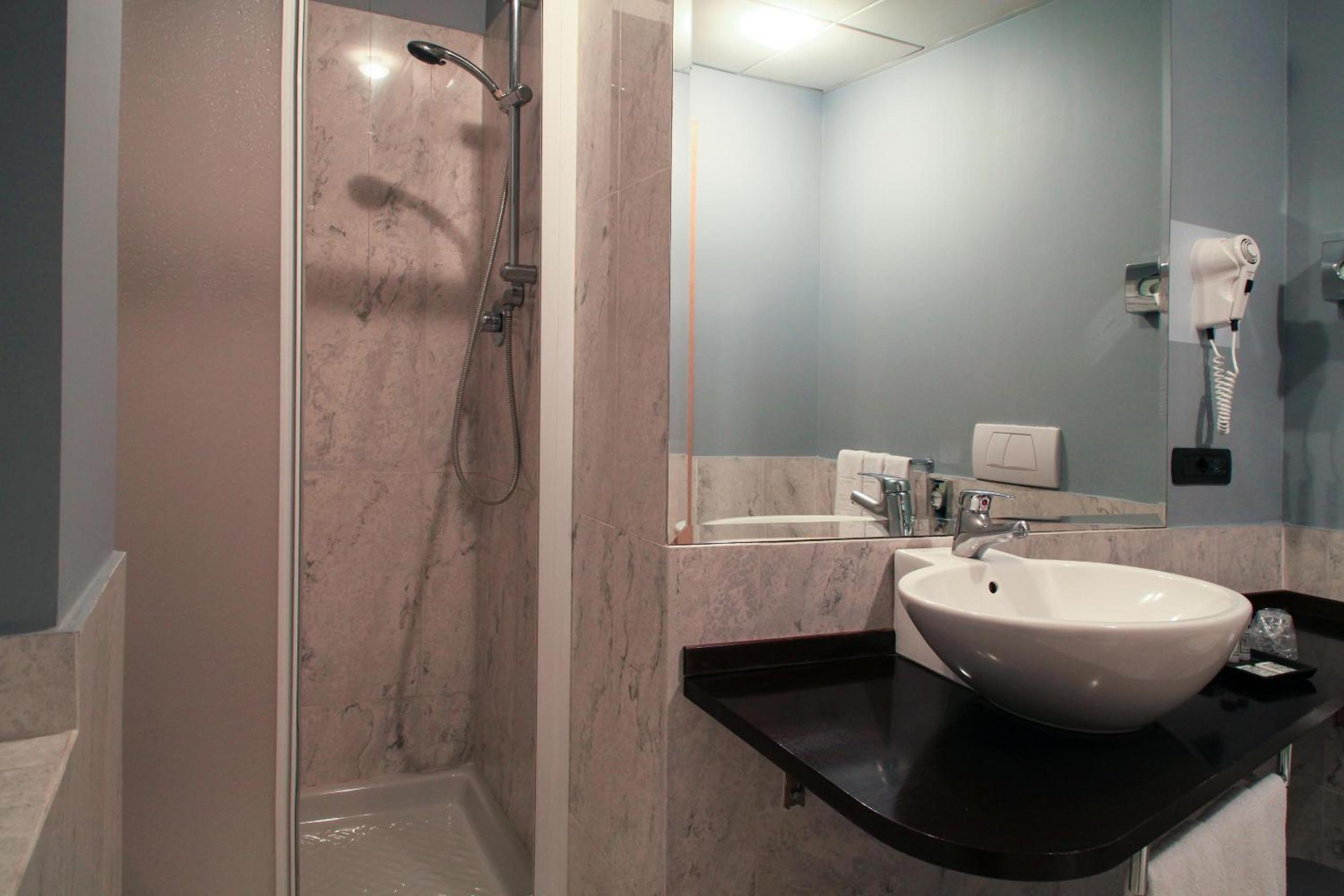 Double Or Twin Room - Photo 7