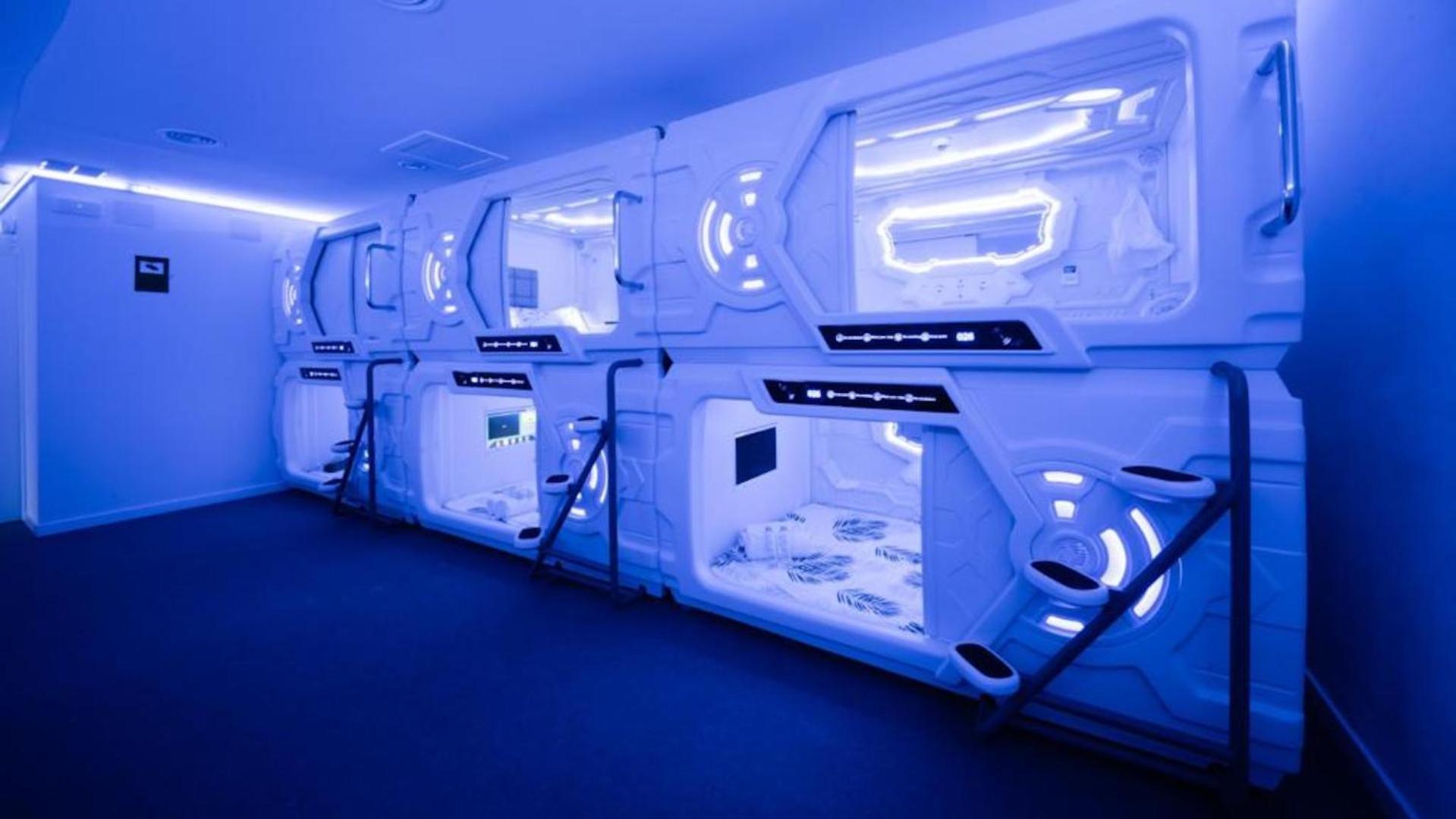 Cama Doble en Dormitorio Compartido de Cápsulas