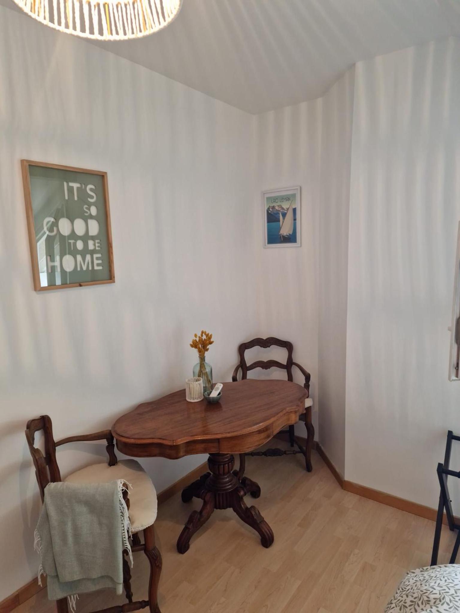 Family Room with Shared Bathroom photo 3