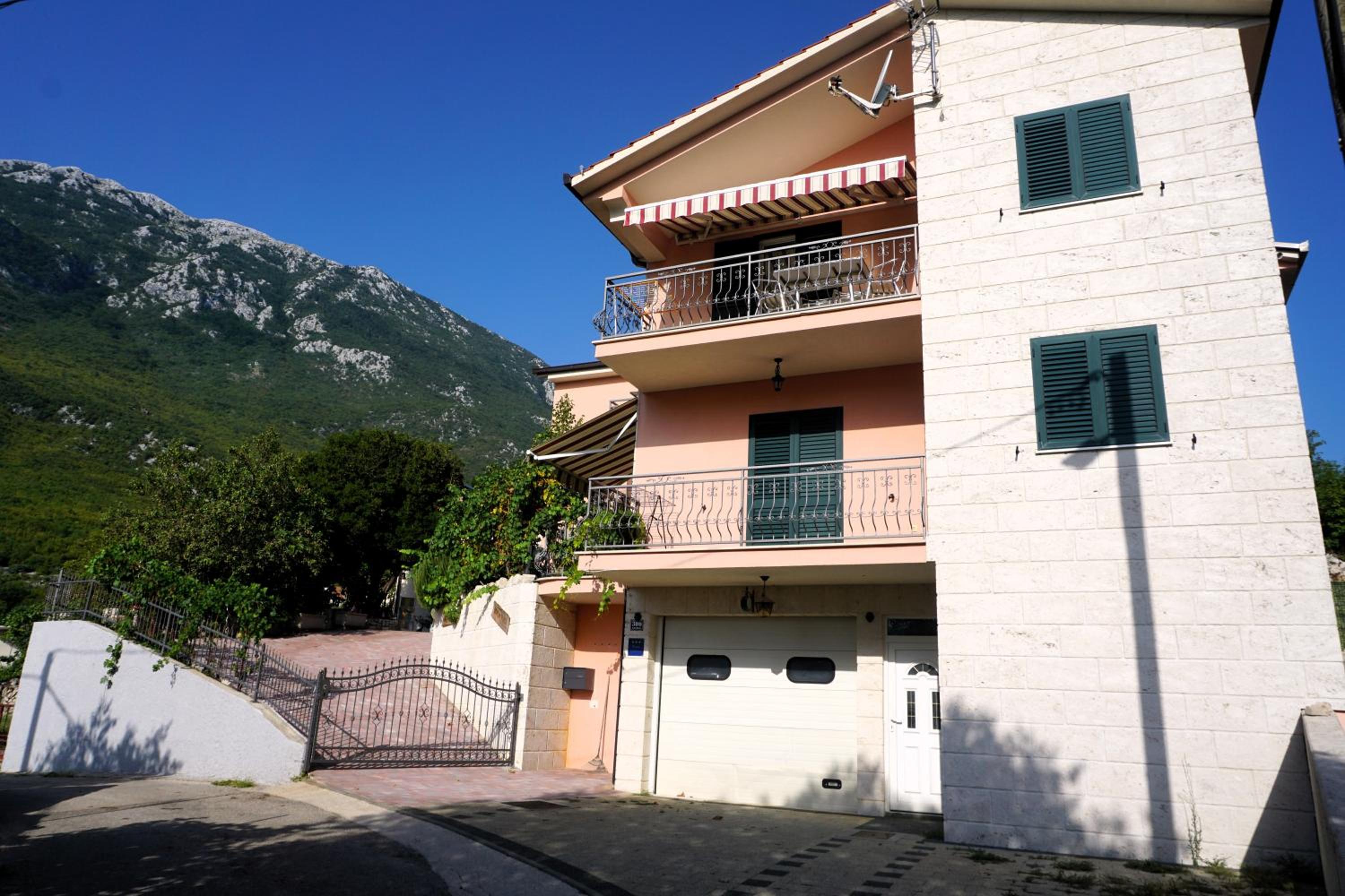 Apartment with Mountain View photo 3