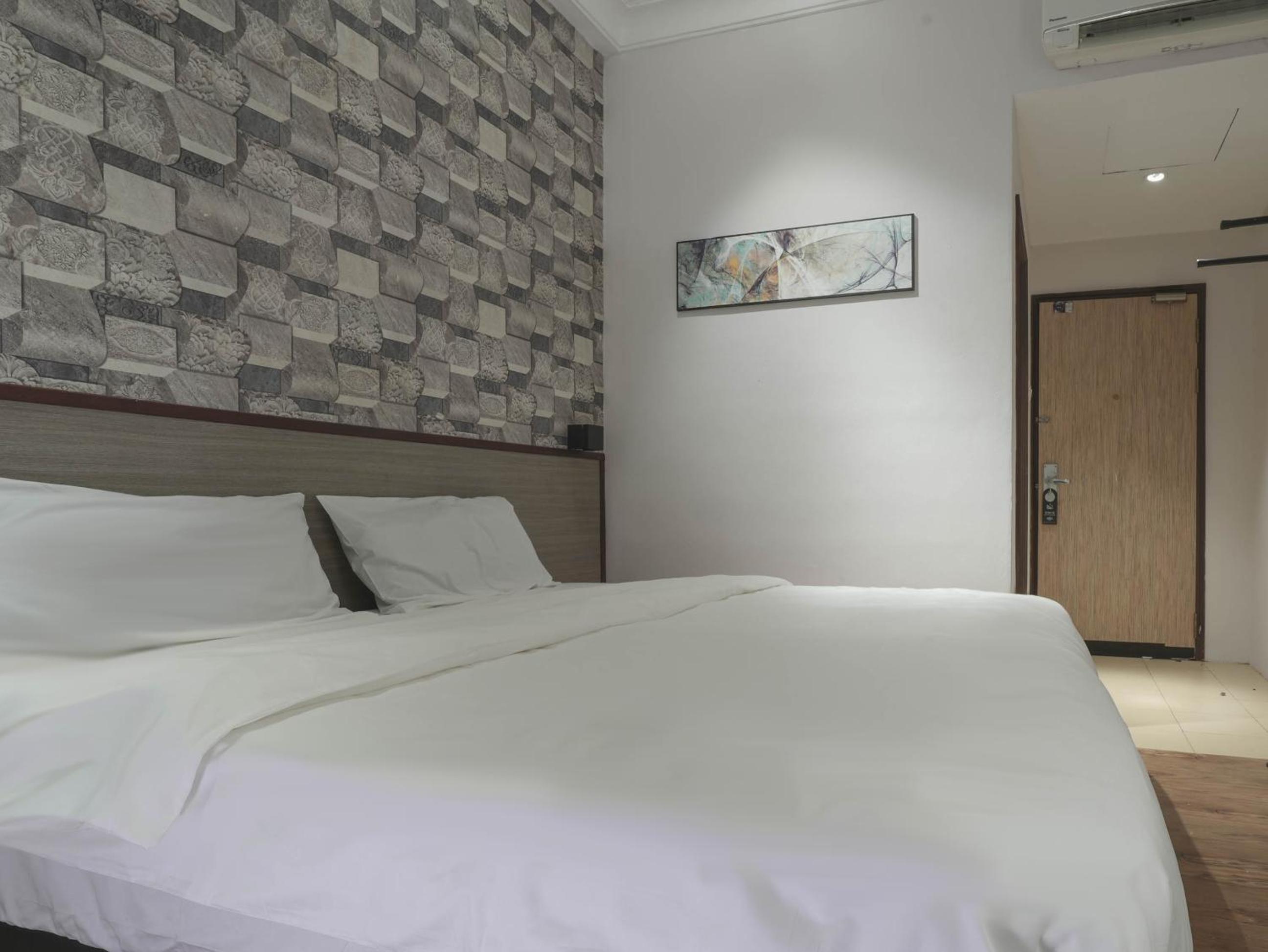 Large Double Room (No View) photo 3