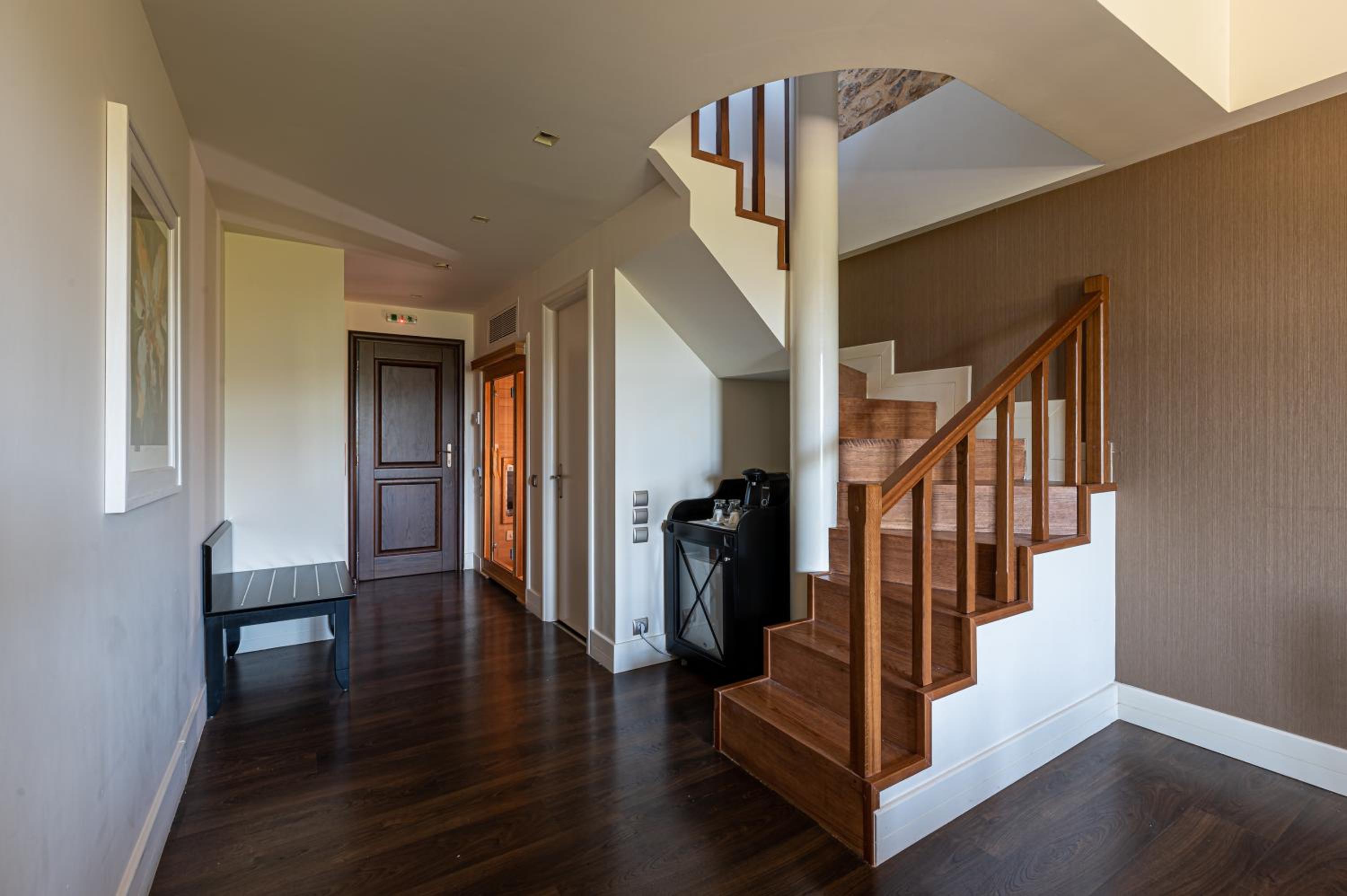 Luxury Suite - Photo 5