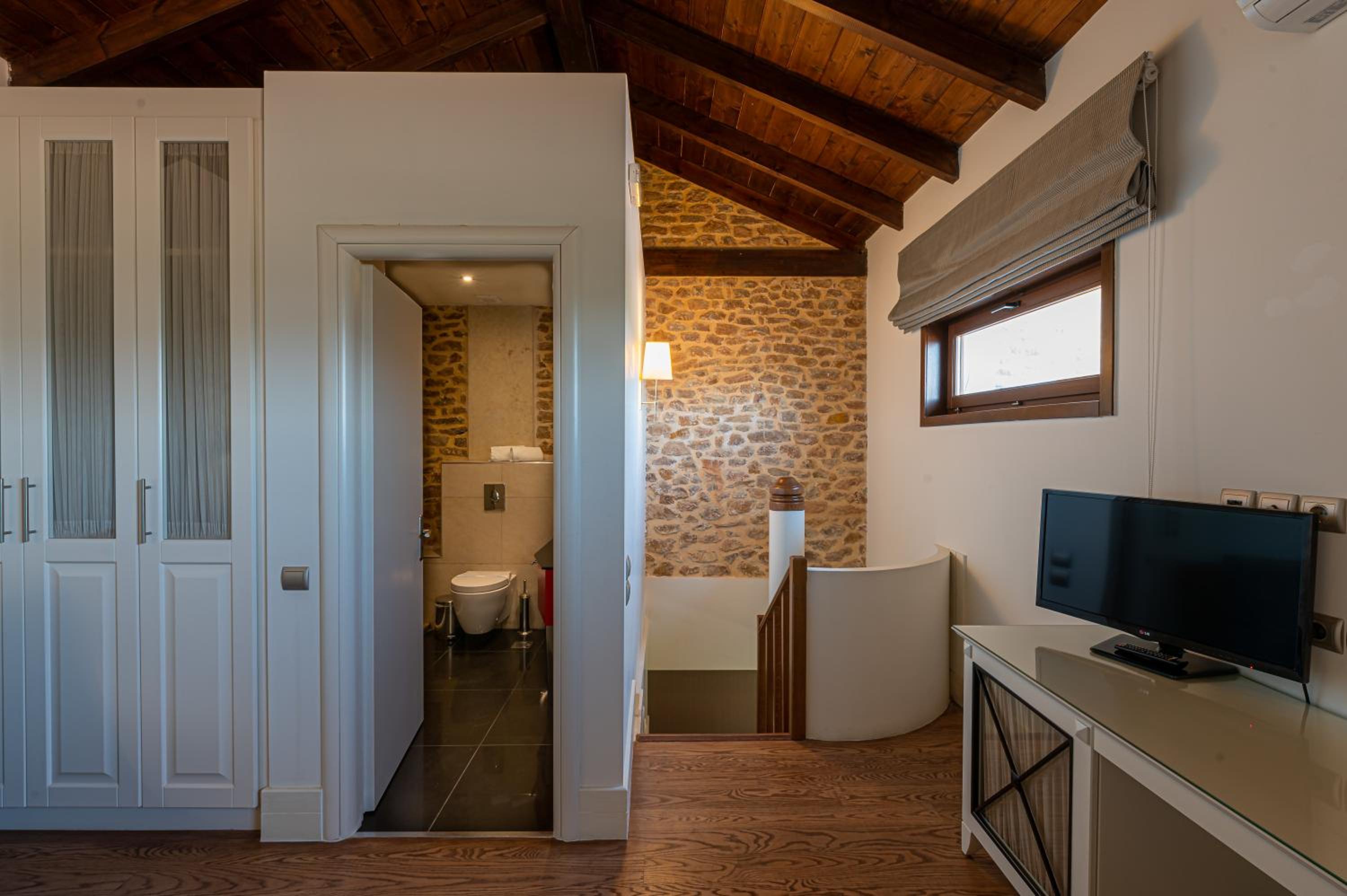 Luxury Suite - Photo 7