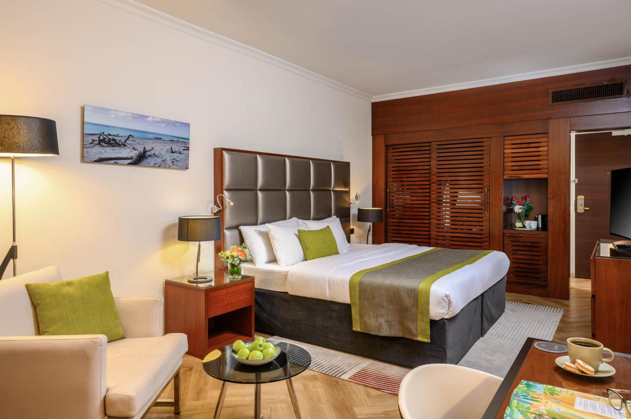 Superior Room with Balcony and City View - Photo 6