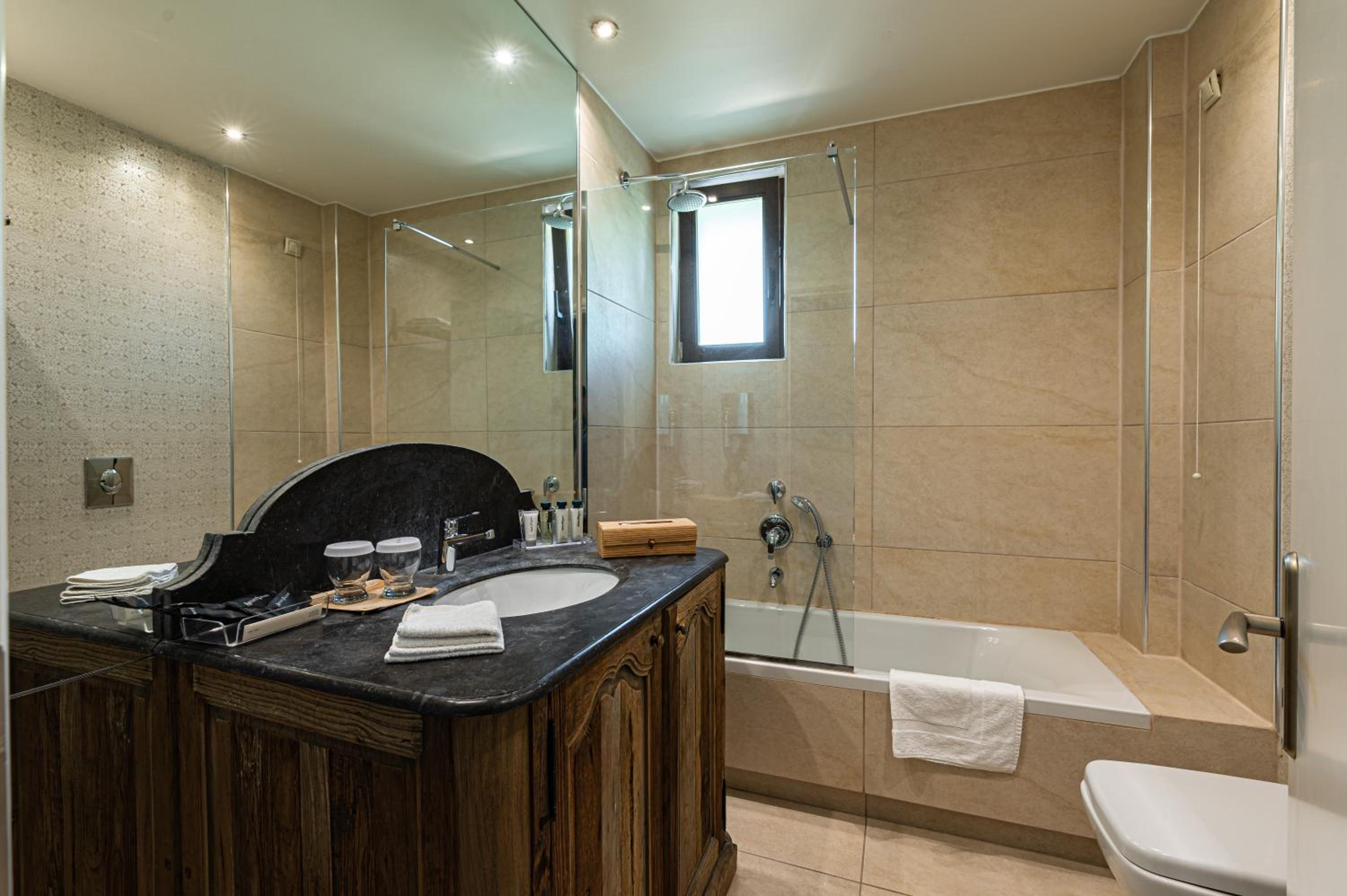 Executive Suite - Photo 8