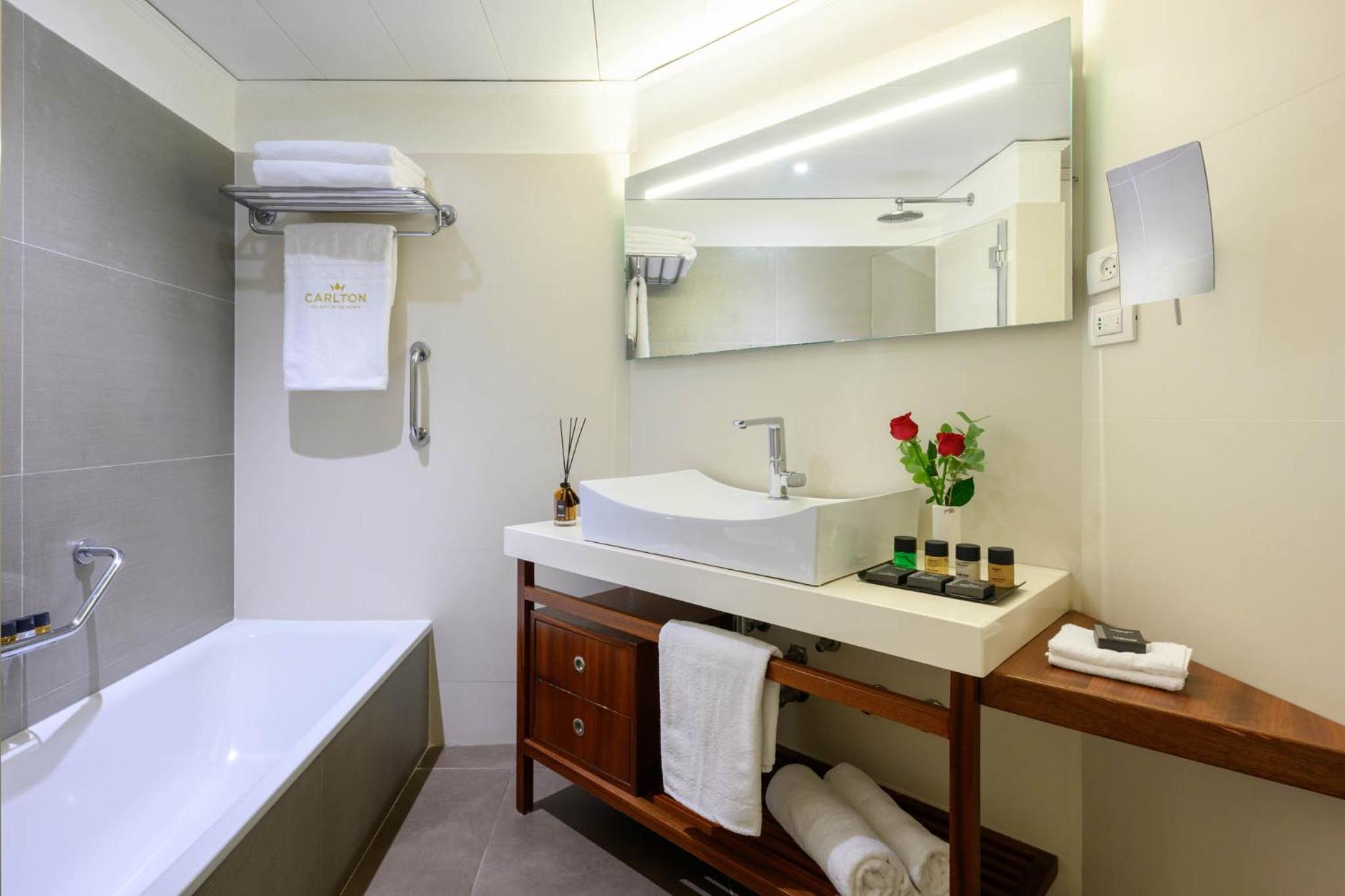 Superior Room with Balcony and City View - Photo 3