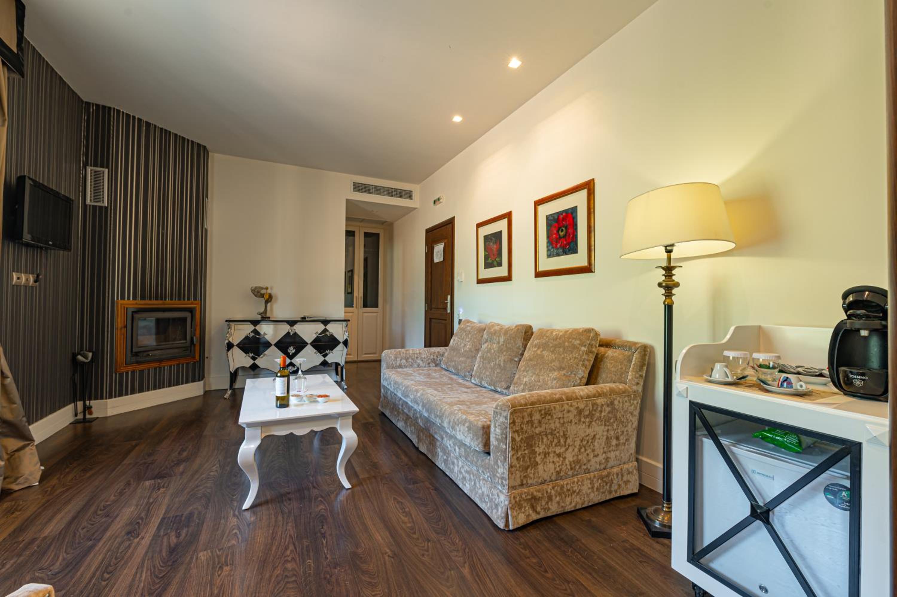 Executive Suite - Photo 11