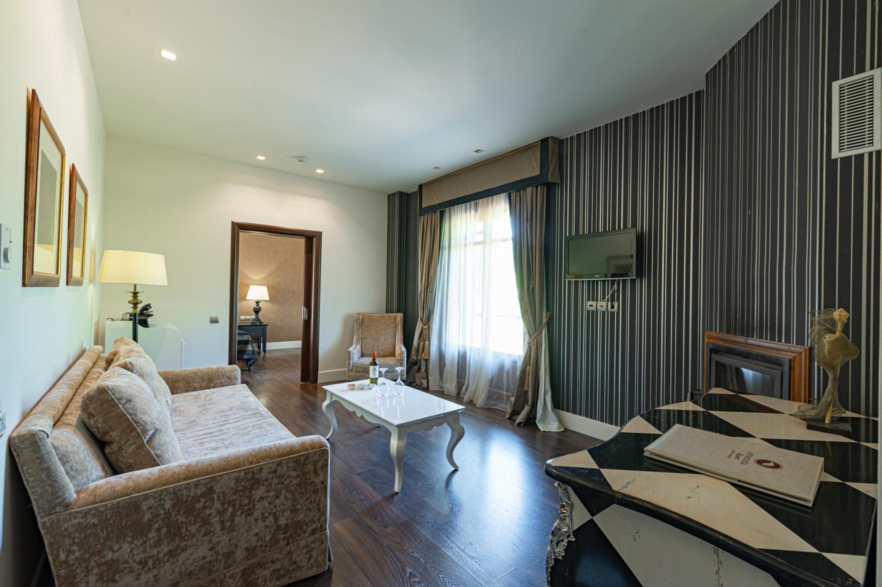 Executive Suite - Photo 12