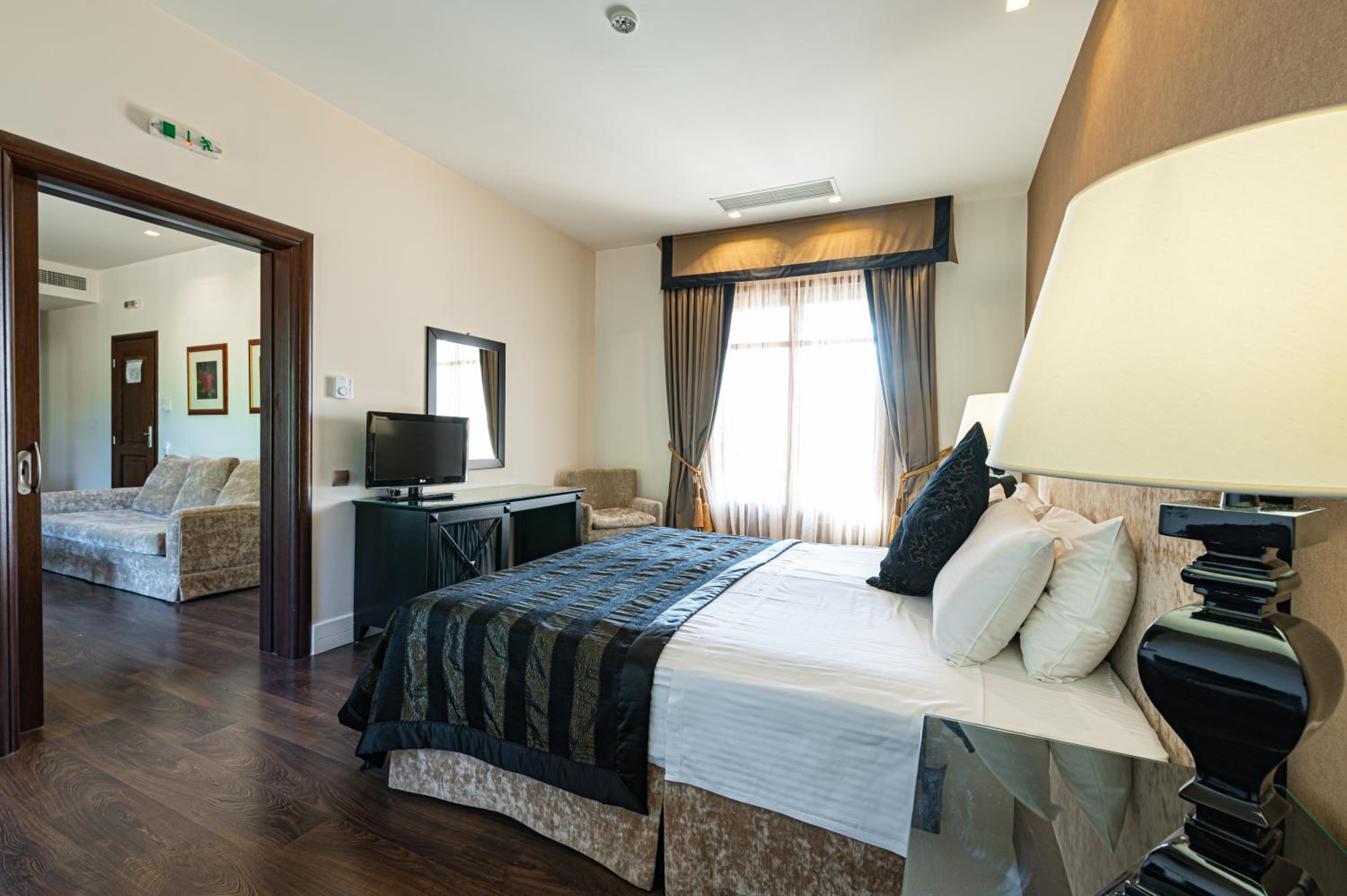 Executive Suite - Photo 5