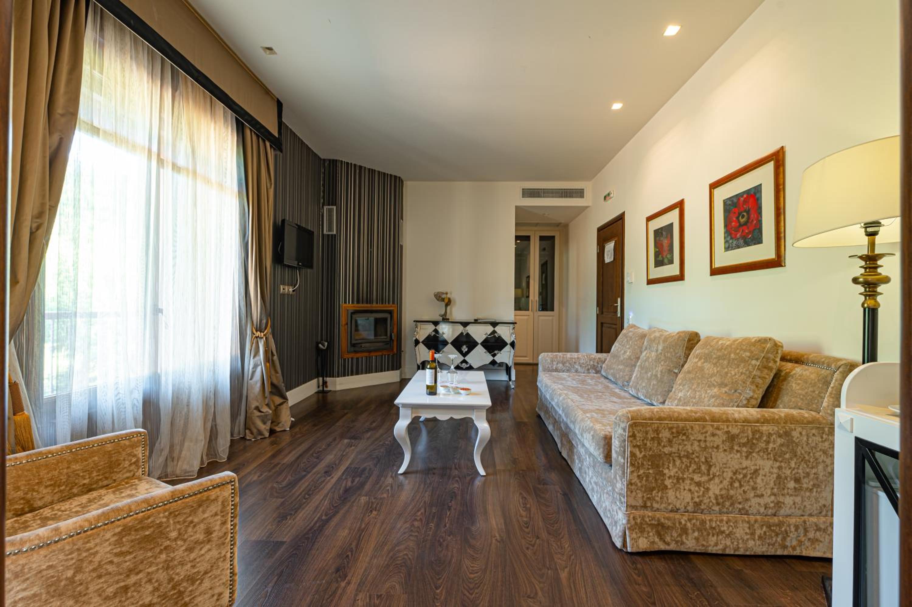 Executive Suite - Photo 3