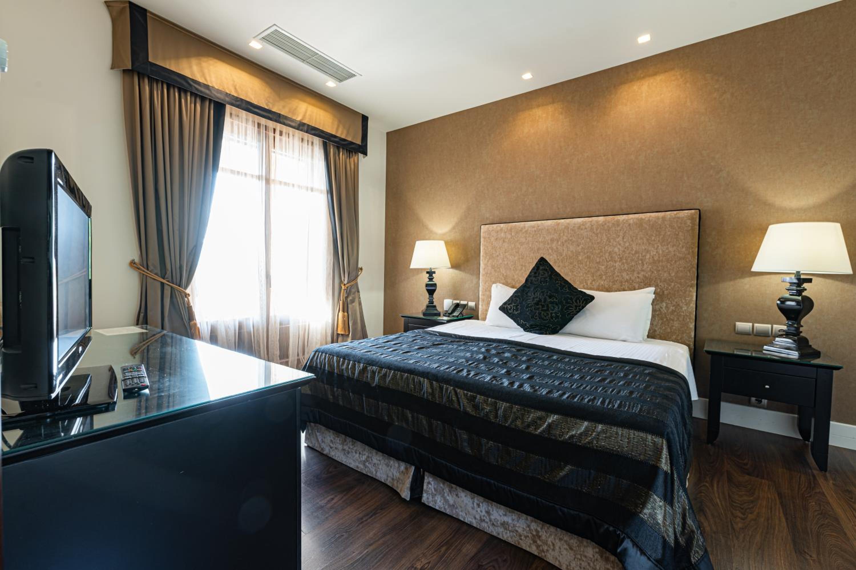 Executive Suite - Photo 4