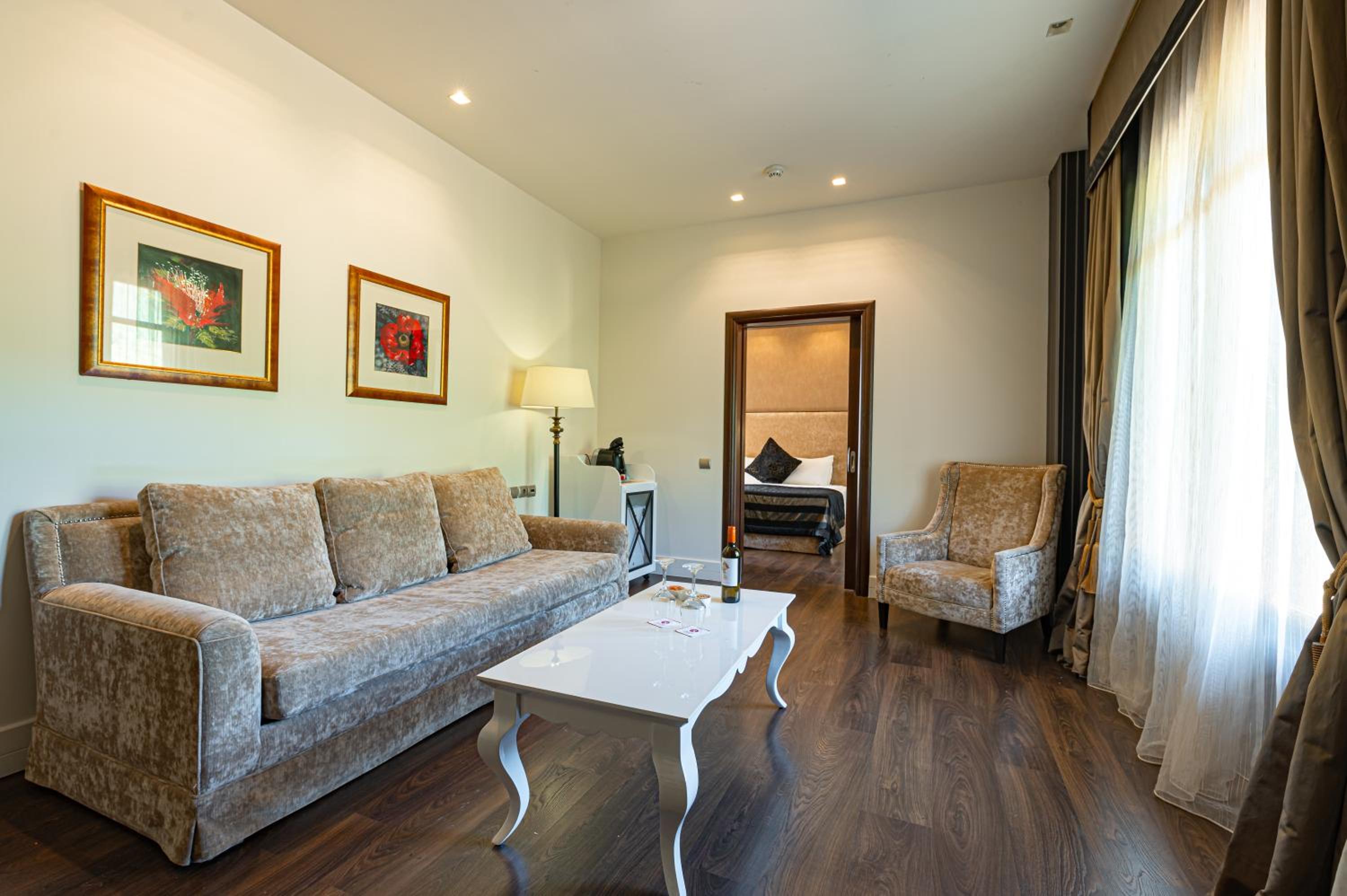 Executive Suite - Photo 2