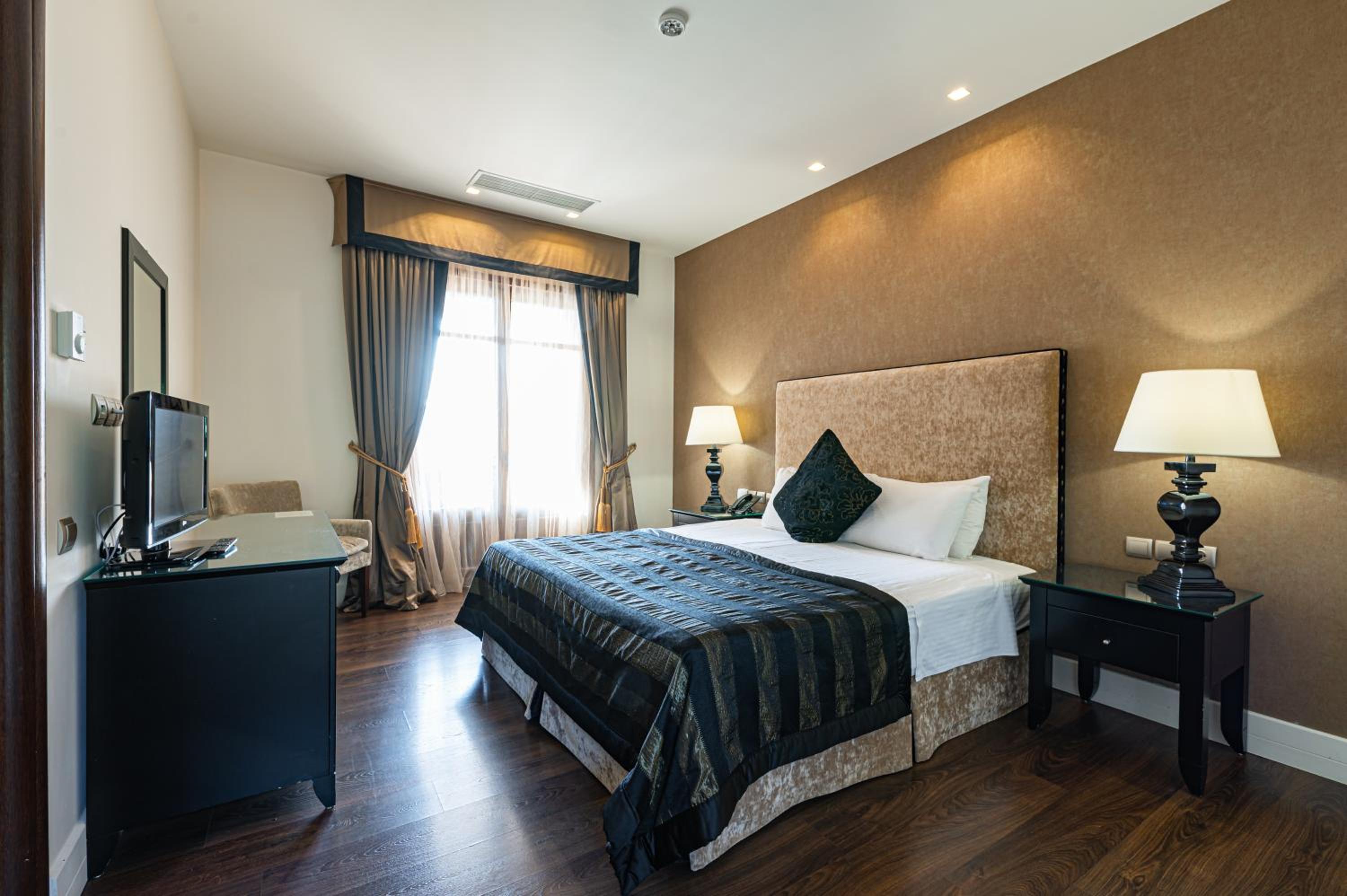 Executive Suite - Photo 13