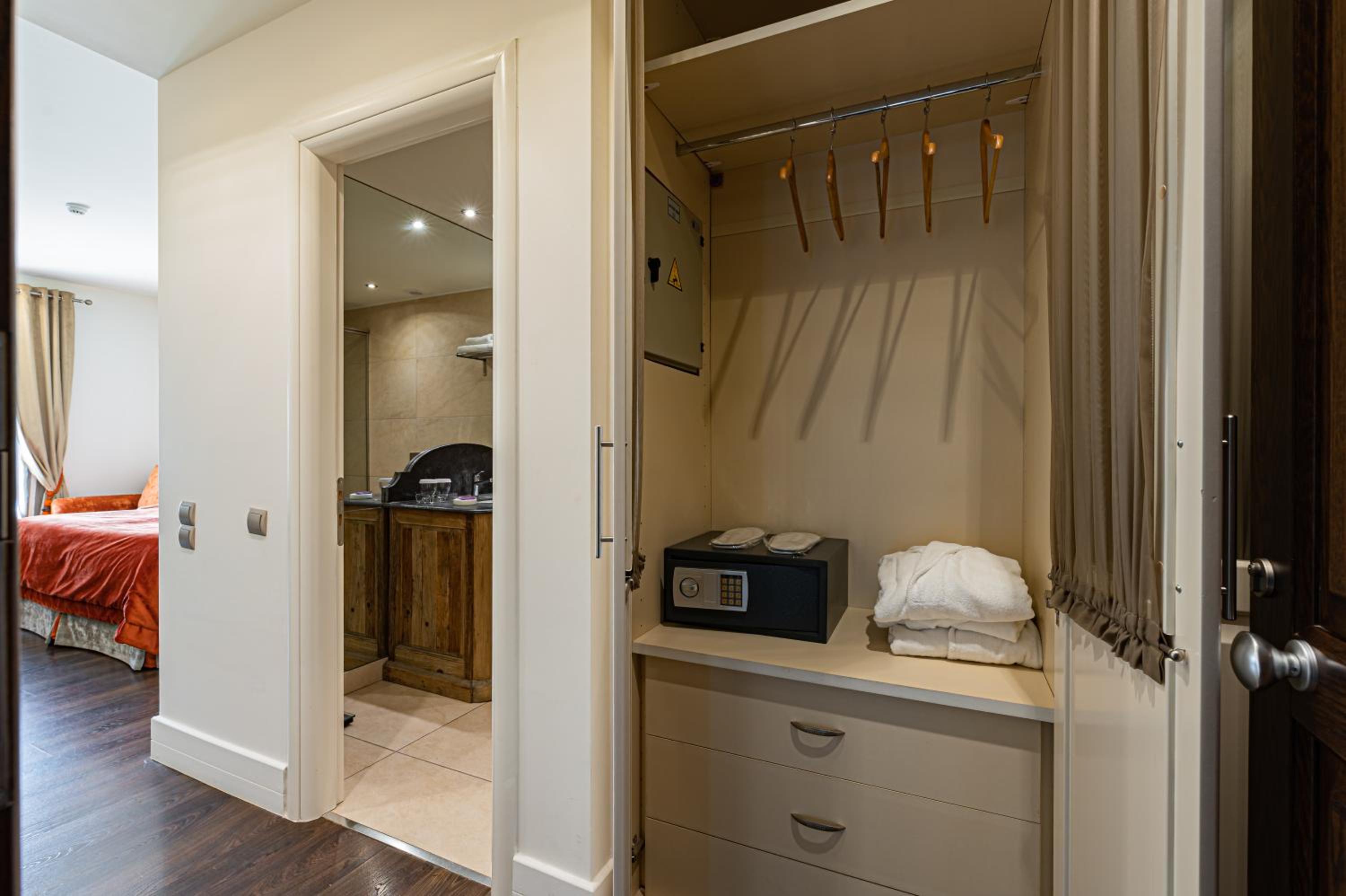Deluxe Family Room - Photo 2