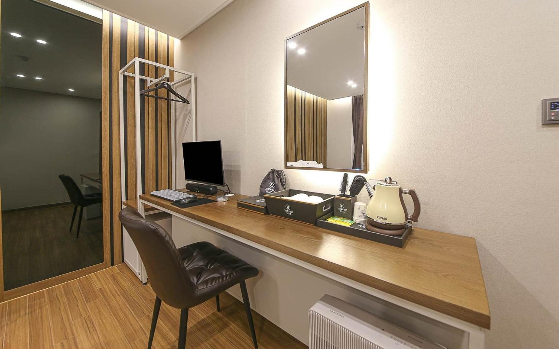 Standard King Room - Photo 14