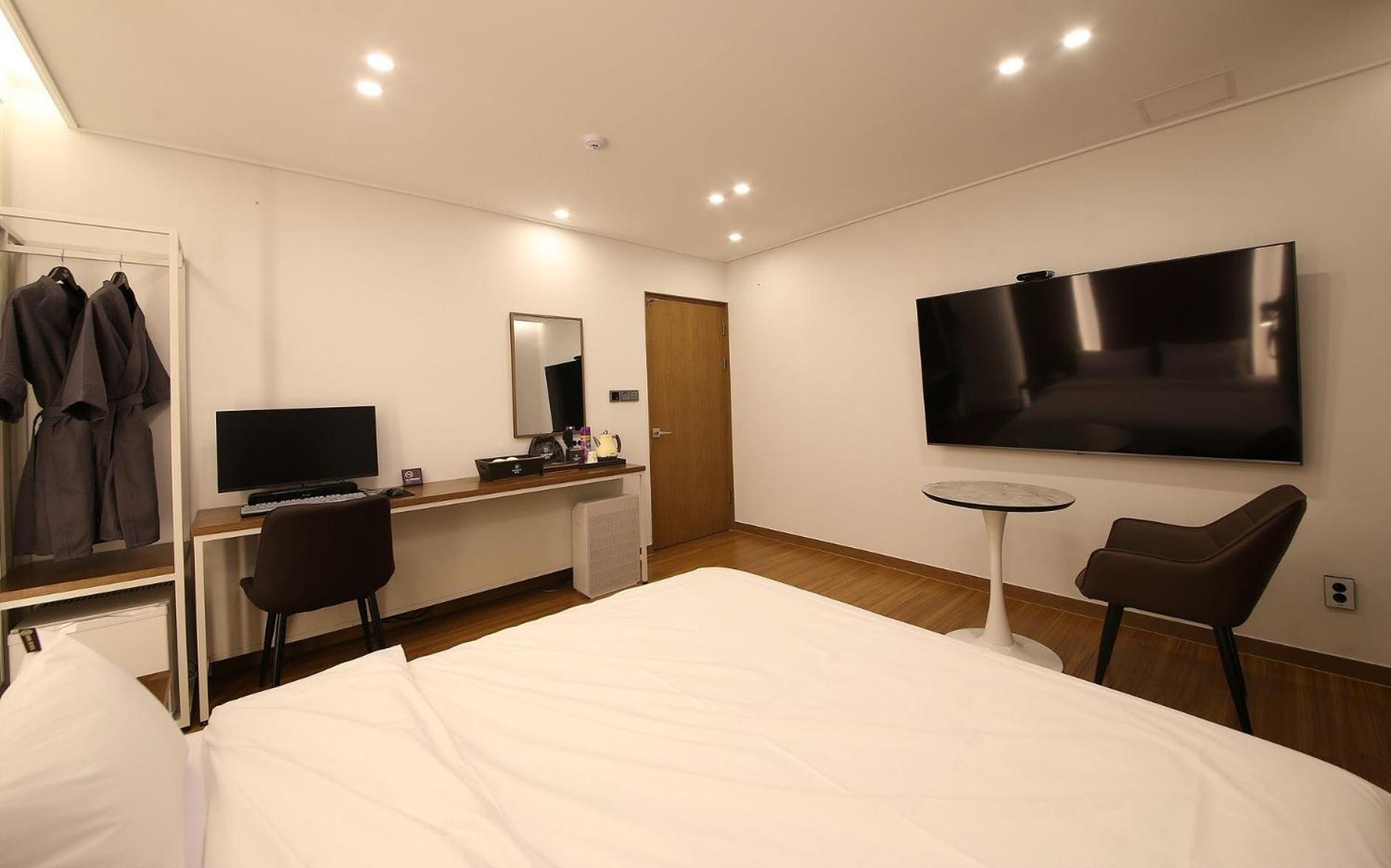Standard King Room - Photo 4