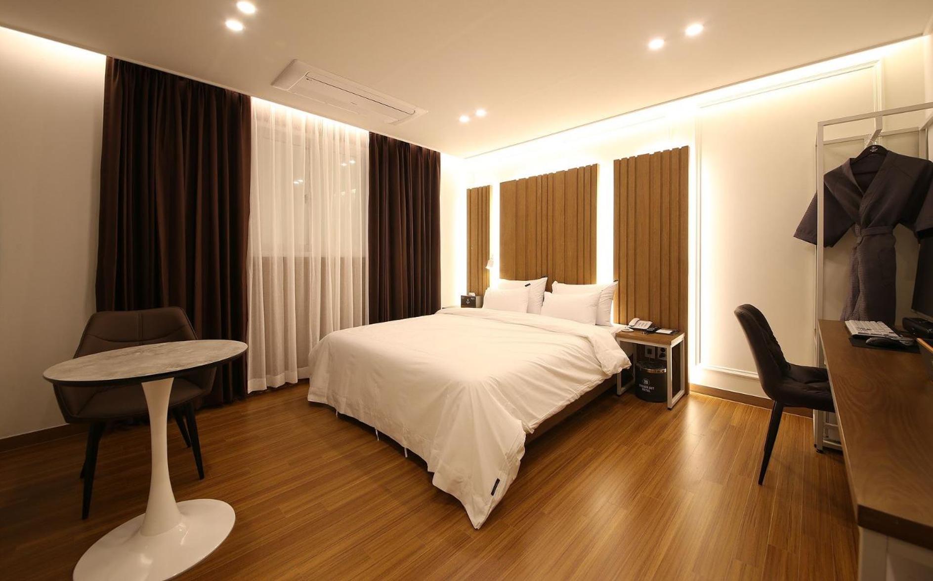 Standard King Room - Photo 9