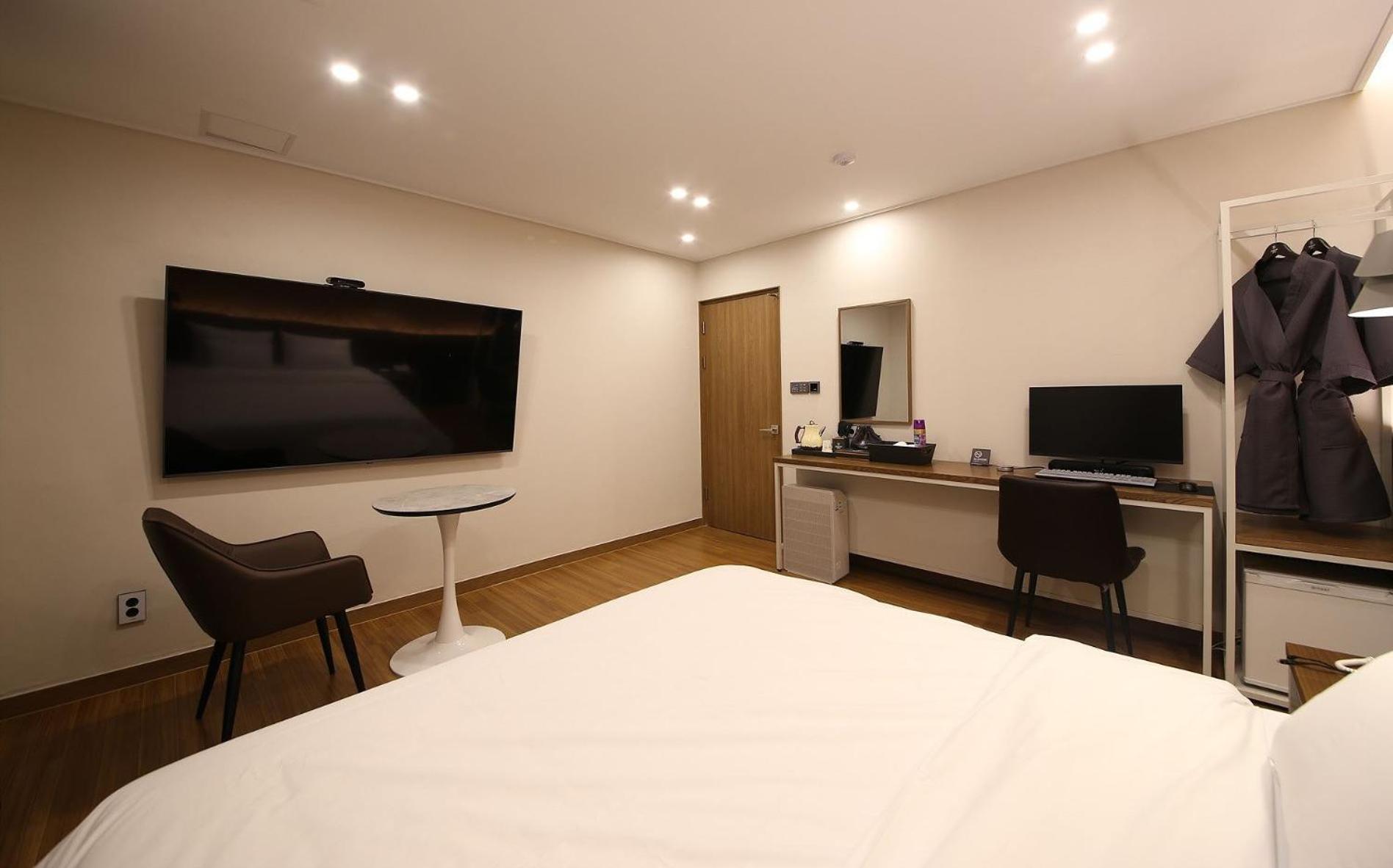 Standard King Room - Photo 10