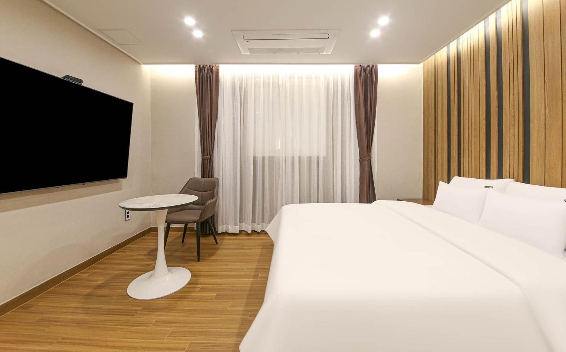 Standard King Room - Photo 5