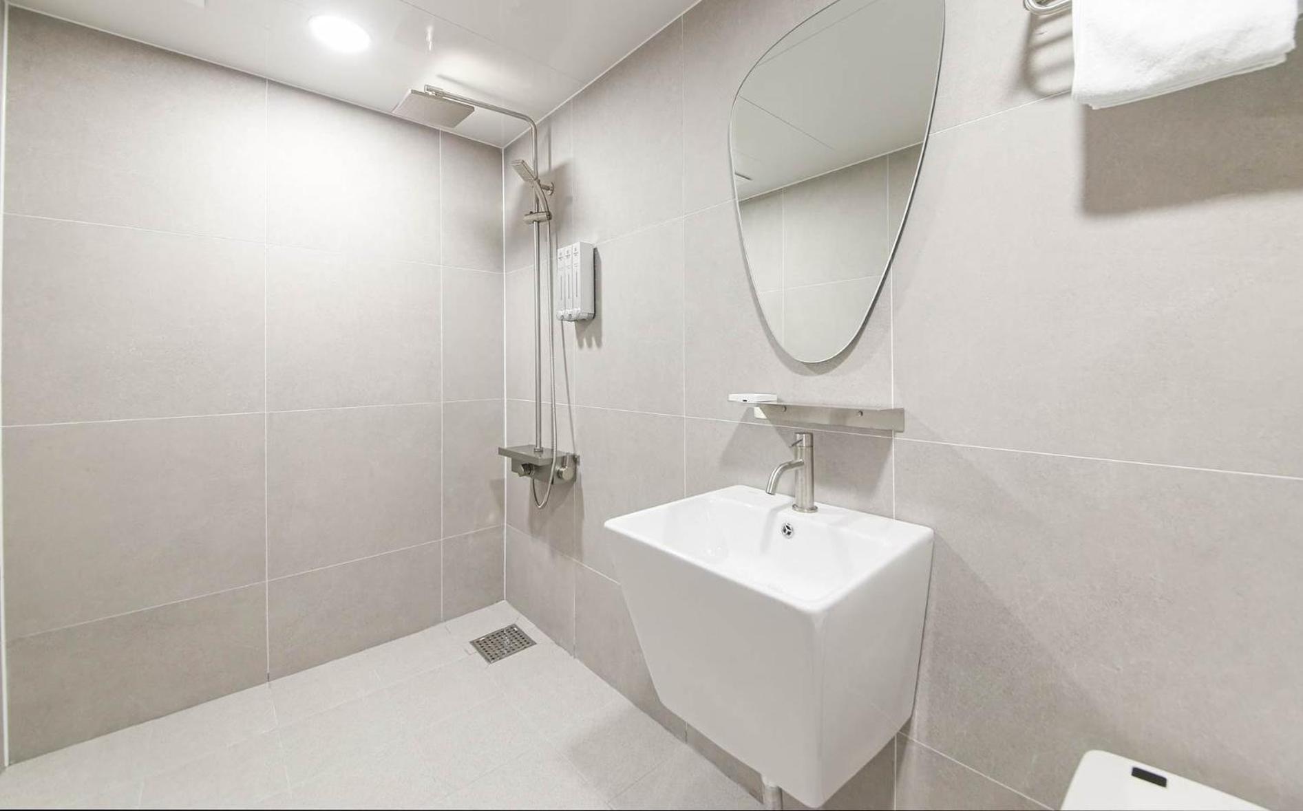 Standard King Room - Photo 13